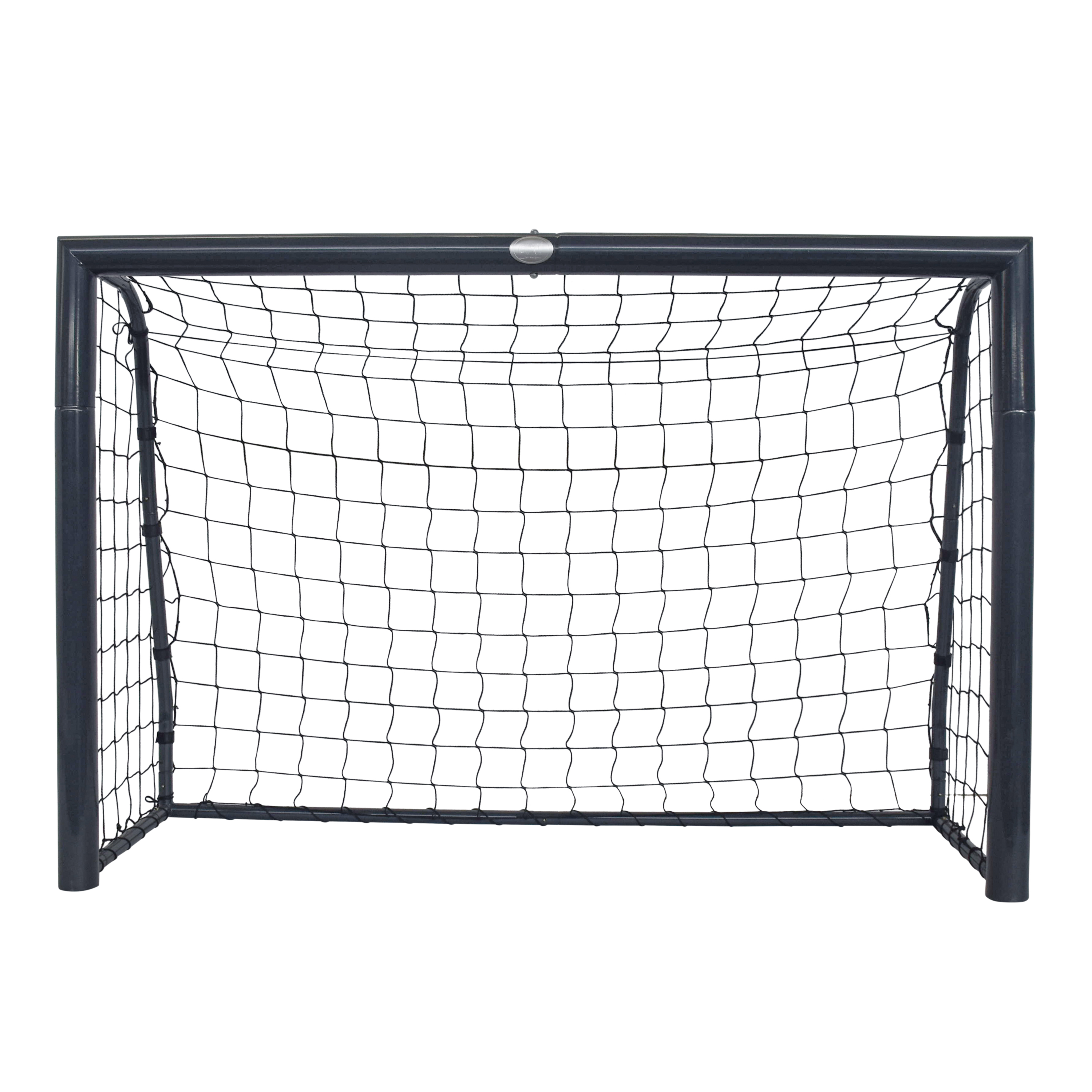 Ein dunkelgraues Fußballtor mit schwarzem Netz vor weißem Hintergrund.