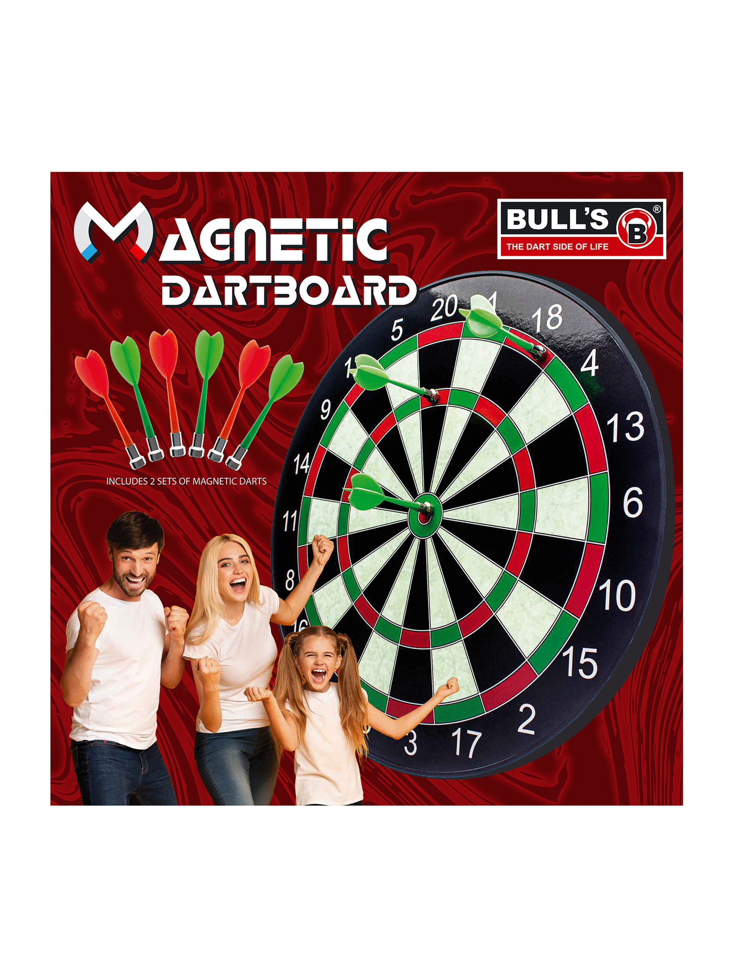 Eine Familie feiert um eine Magnetdartscheibe. Pfeile stecken in der Scheibe. Der Hintergrund ist rot mit Wirbelmuster.