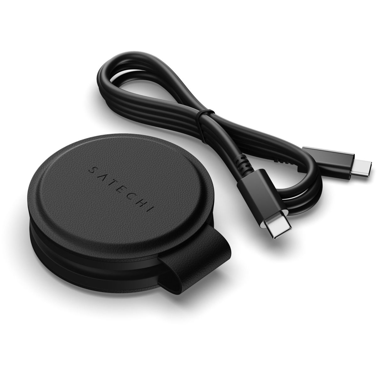 Schwarzes Satechi-Ladegerät und Kabel auf weißem Hintergrund. Der Puck hat den Markennamen. Das Kabel hat USB-C-Anschlüsse.