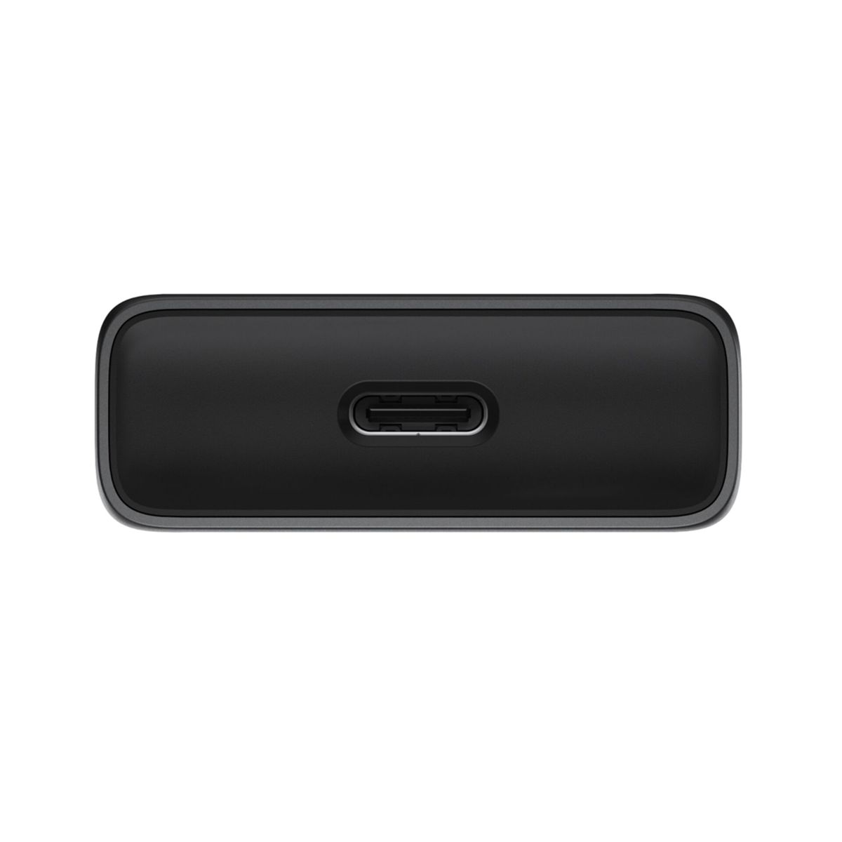 Nahaufnahme eines schwarzen, rechteckigen Geräts mit USB-C-Anschluss. Das Gerät befindet sich auf weißem Hintergrund.