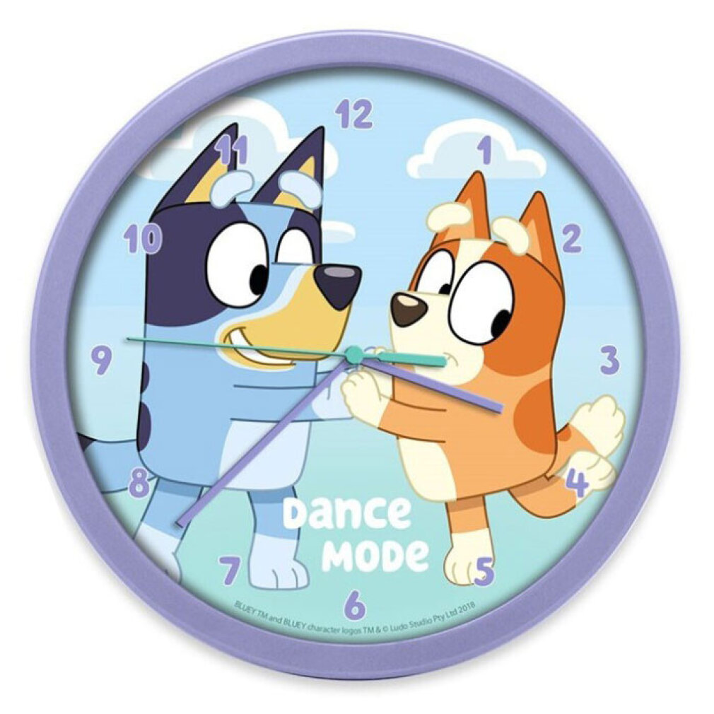 Eine Uhr mit Bluey und Bingo beim Tanzen. Sie hat einen blauen Himmelshintergrund und einen lila Rahmen. Die Uhr sagt 'Dance Mode'.