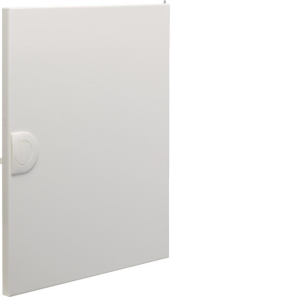 Una porta di pannello elettrico bianca e rettangolare con una maniglia arrotondata sul lato sinistro. Lo sfondo è bianco.