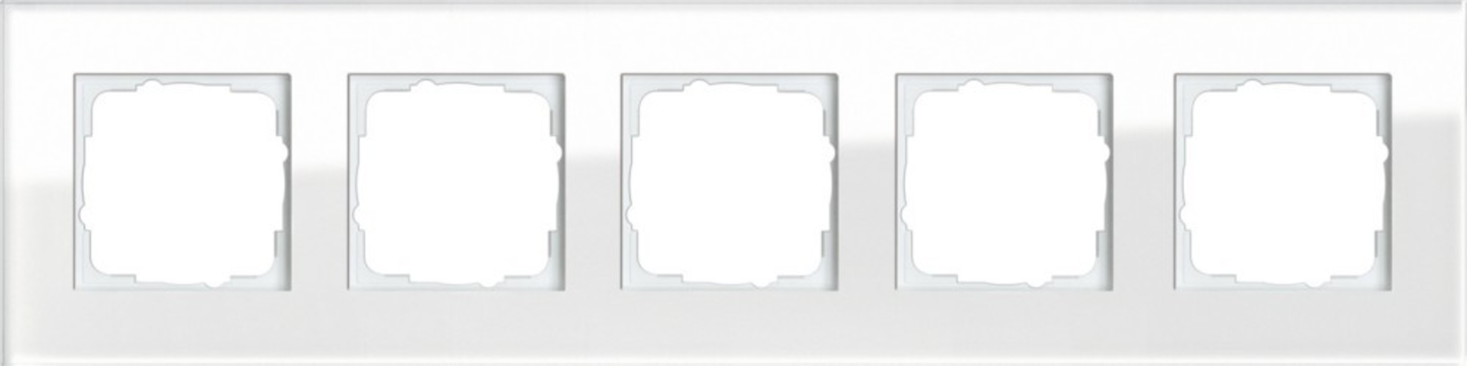 Una copertura per interruttore della luce bianca con cinque aperture quadrate. Ogni apertura ha un telaio bianco e un interno bianco.