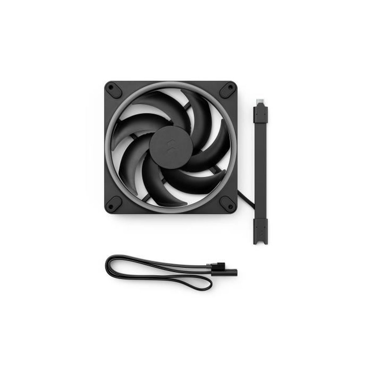 Ein schwarzer Computerlüfter mit gebogenen Blättern und einem quadratischen Rahmen. Kabel und Anschlüsse sind ebenfalls sichtbar.
