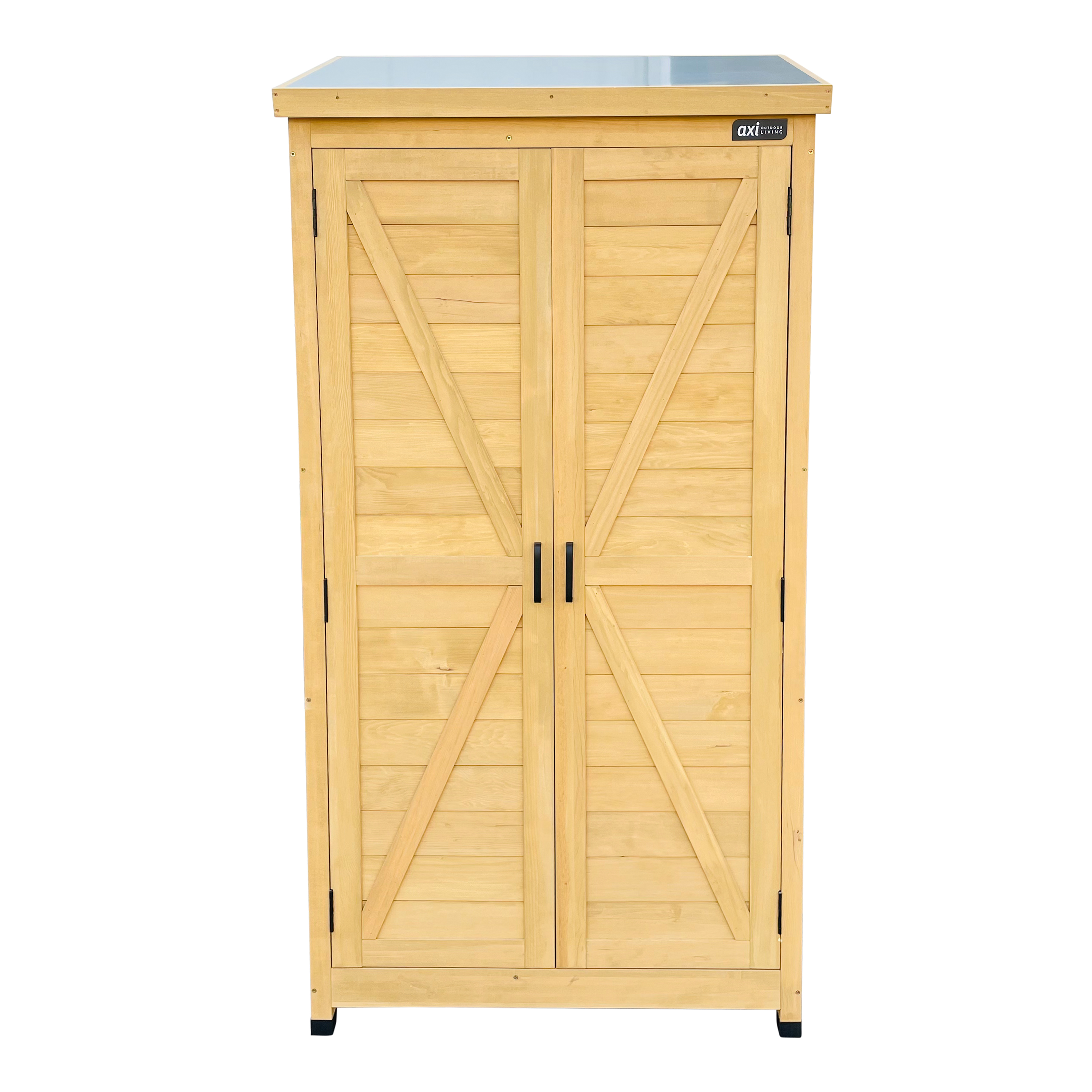 Ein Holzschrank in hellbrauner Farbe. Er hat zwei Türen und einen schwarzen Griff. Der Hintergrund ist weiß.