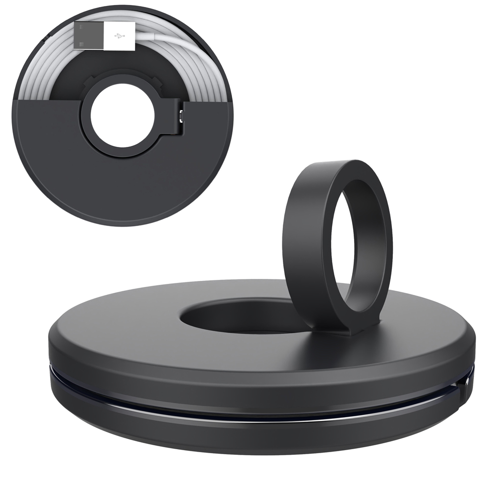 Ein schwarzer Kabelorganisator mit Ringgriff. Ein USB-Kabel ist in einem anderen Teil des Organizers aufgerollt. Weißer Hintergrund.