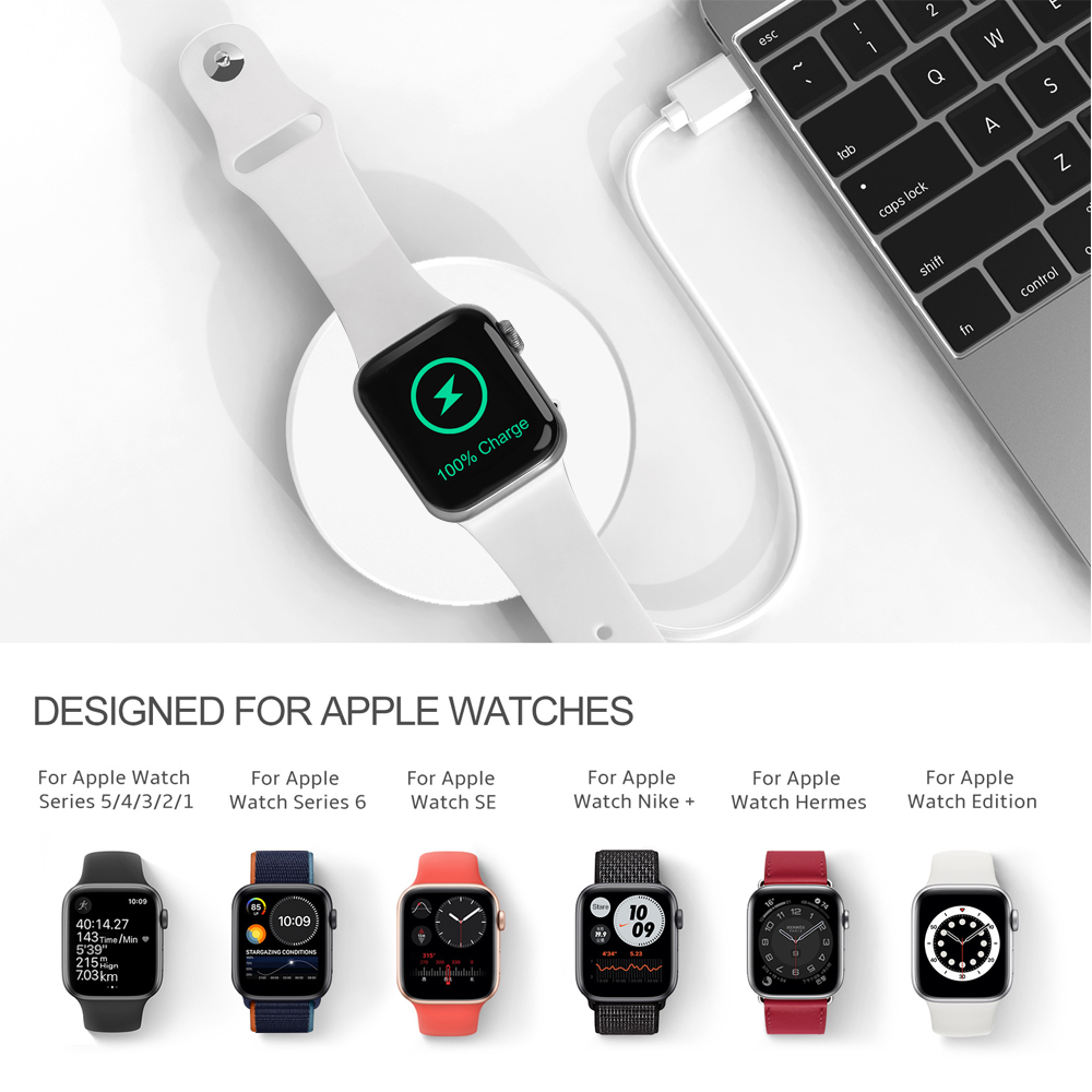 Apple Watch lädt auf weißem Pad. Mit MacBook verbunden. Die Uhr ist schwarz mit grünem Blitz und 100% Ladung.