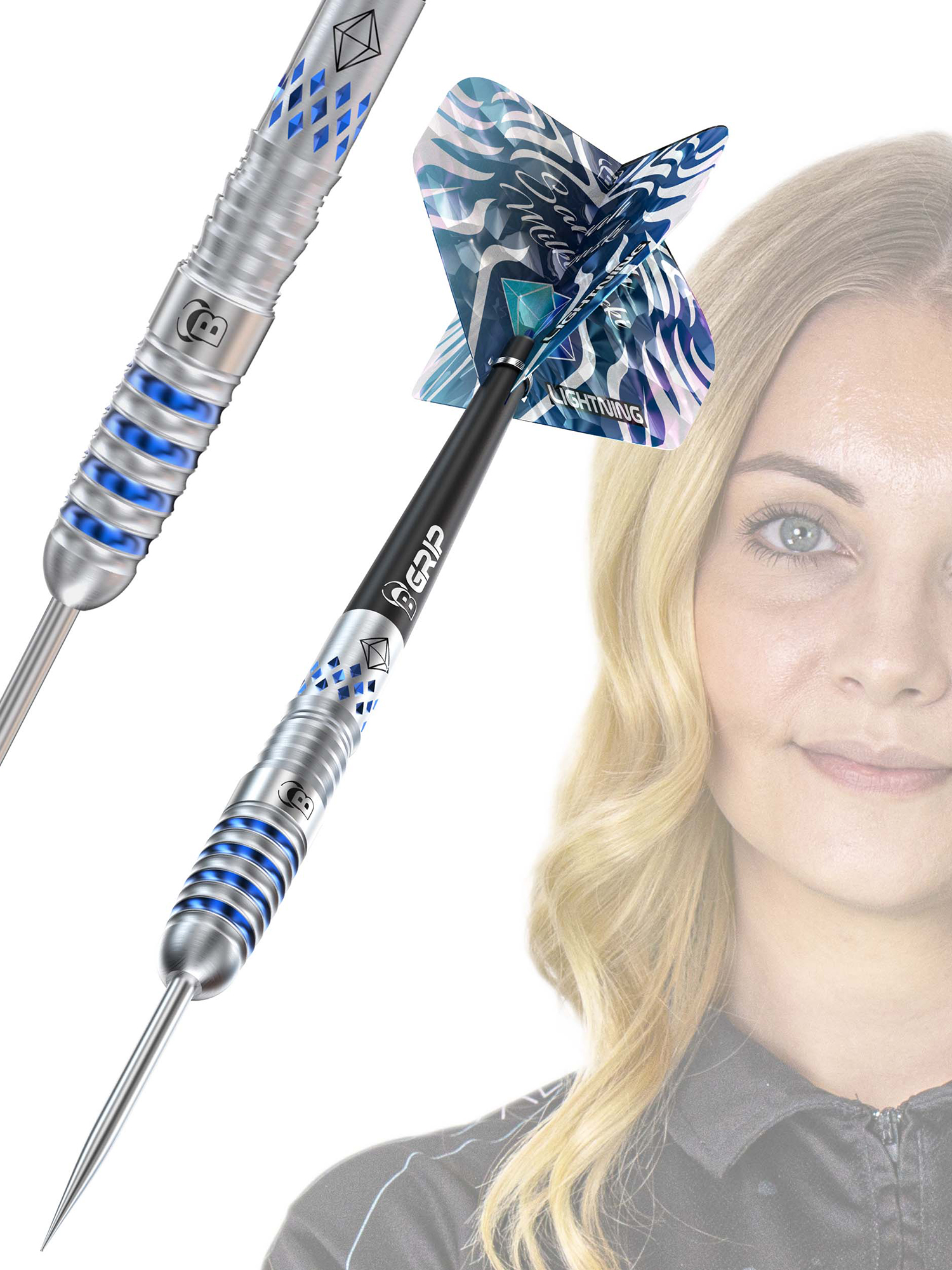 Darts mit blauen Akzenten und eine Frau mit blonden Haaren im Hintergrund. Darts haben eine metallische Oberfläche.