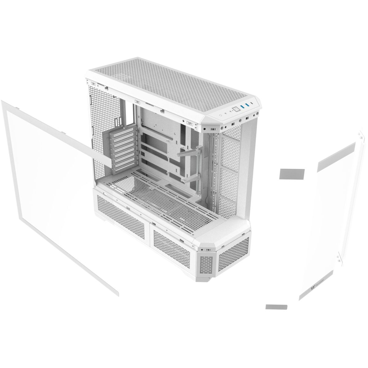 Witte computerkast, gedeeltelijk gedemonteerd. Gaas- en massieve panelen, interne structuur zichtbaar. Geïsoleerd.