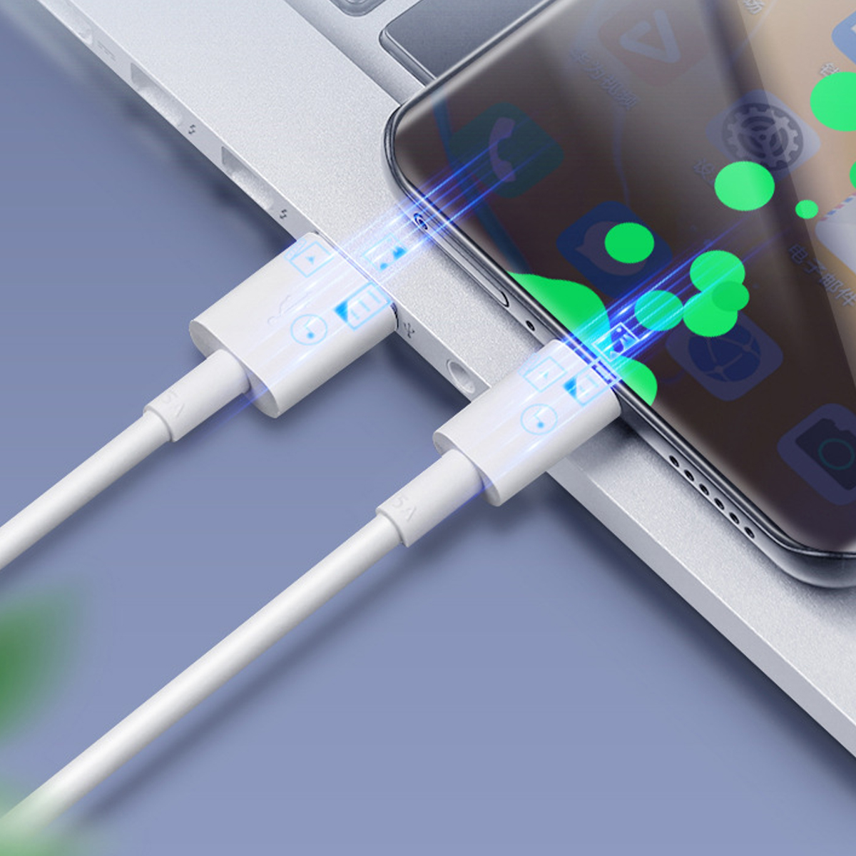 Ein weißes Ladekabel ist mit einem Smartphone und einem Laptop verbunden. Blaues Licht geht von den Verbindungen aus.