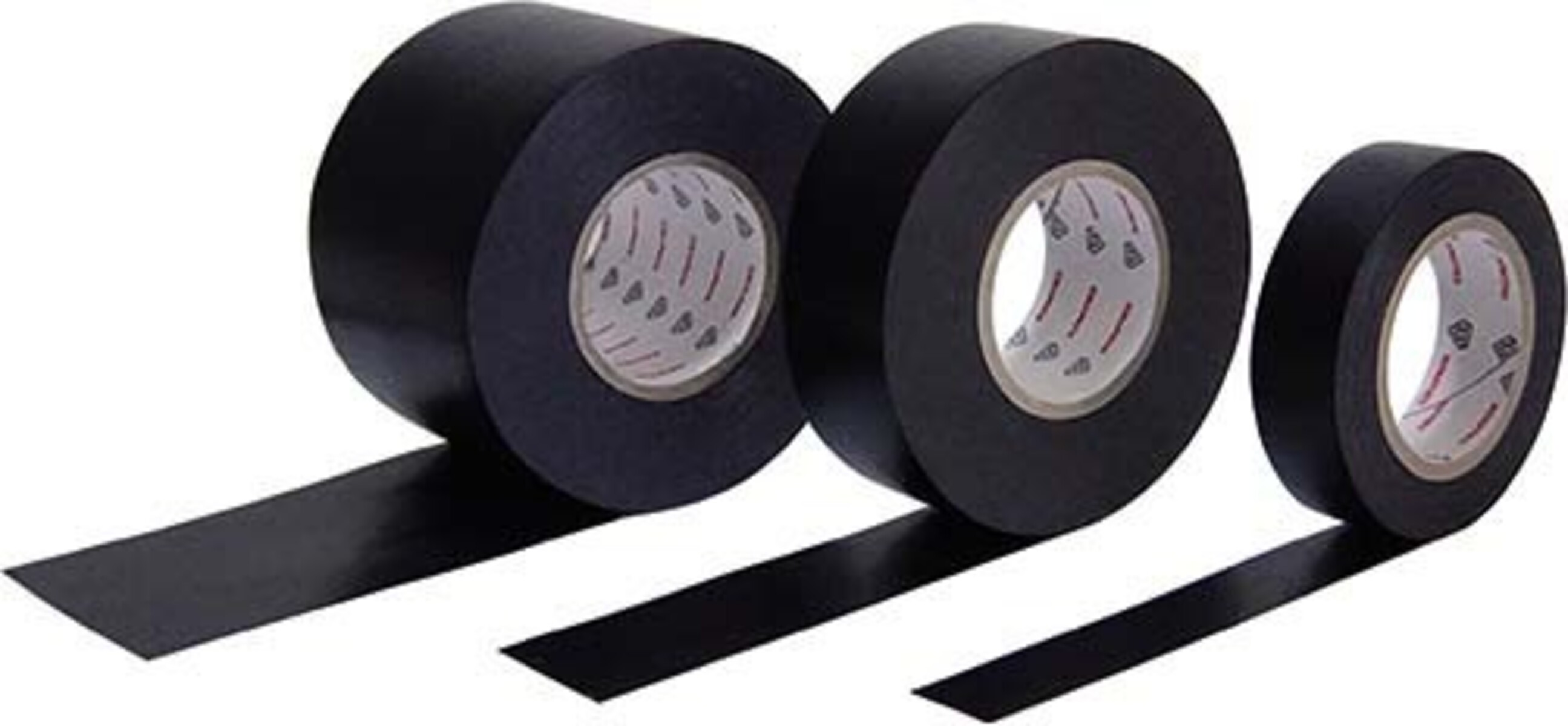 Tre rotoli di nastro isolante nero. Due rotoli sono grandi e uno piccolo. Il nastro è srotolato da ogni rotolo.