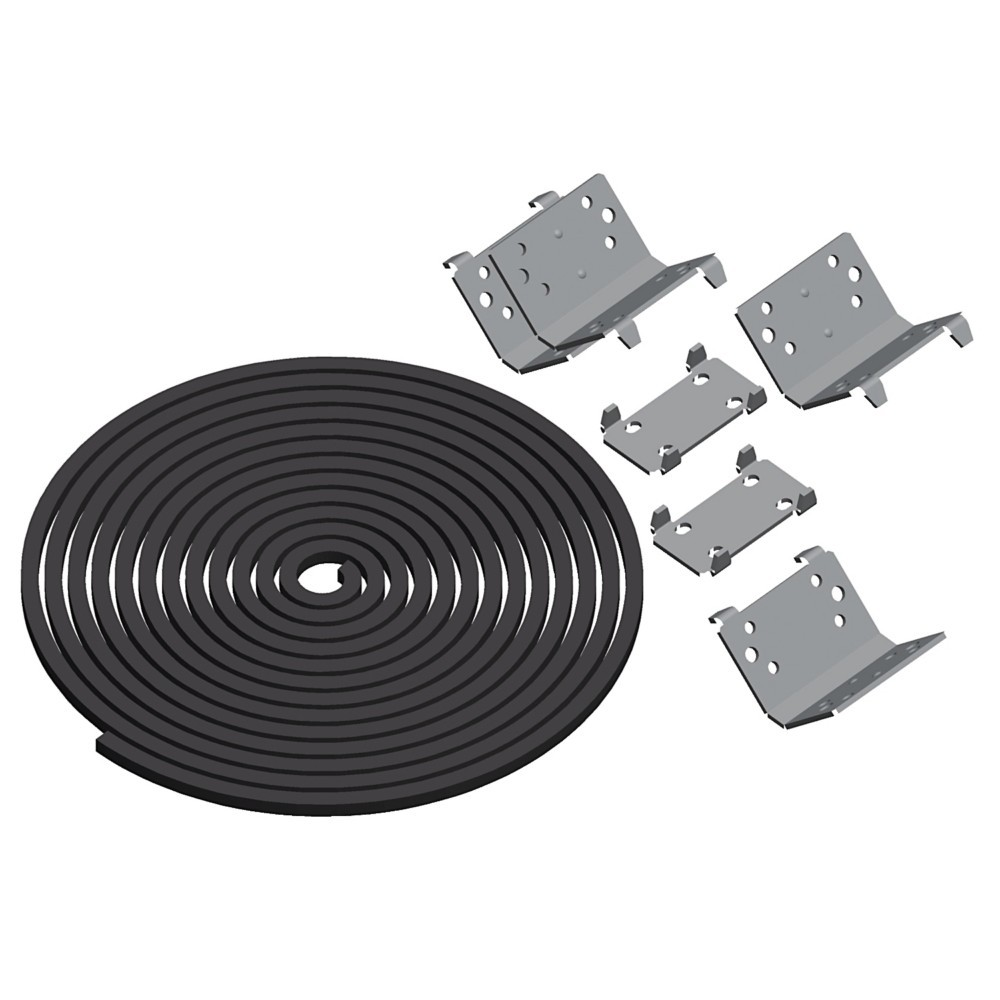 Una guarnizione in gomma nera arrotolata e diverse staffe metalliche grigie con fori su sfondo bianco.