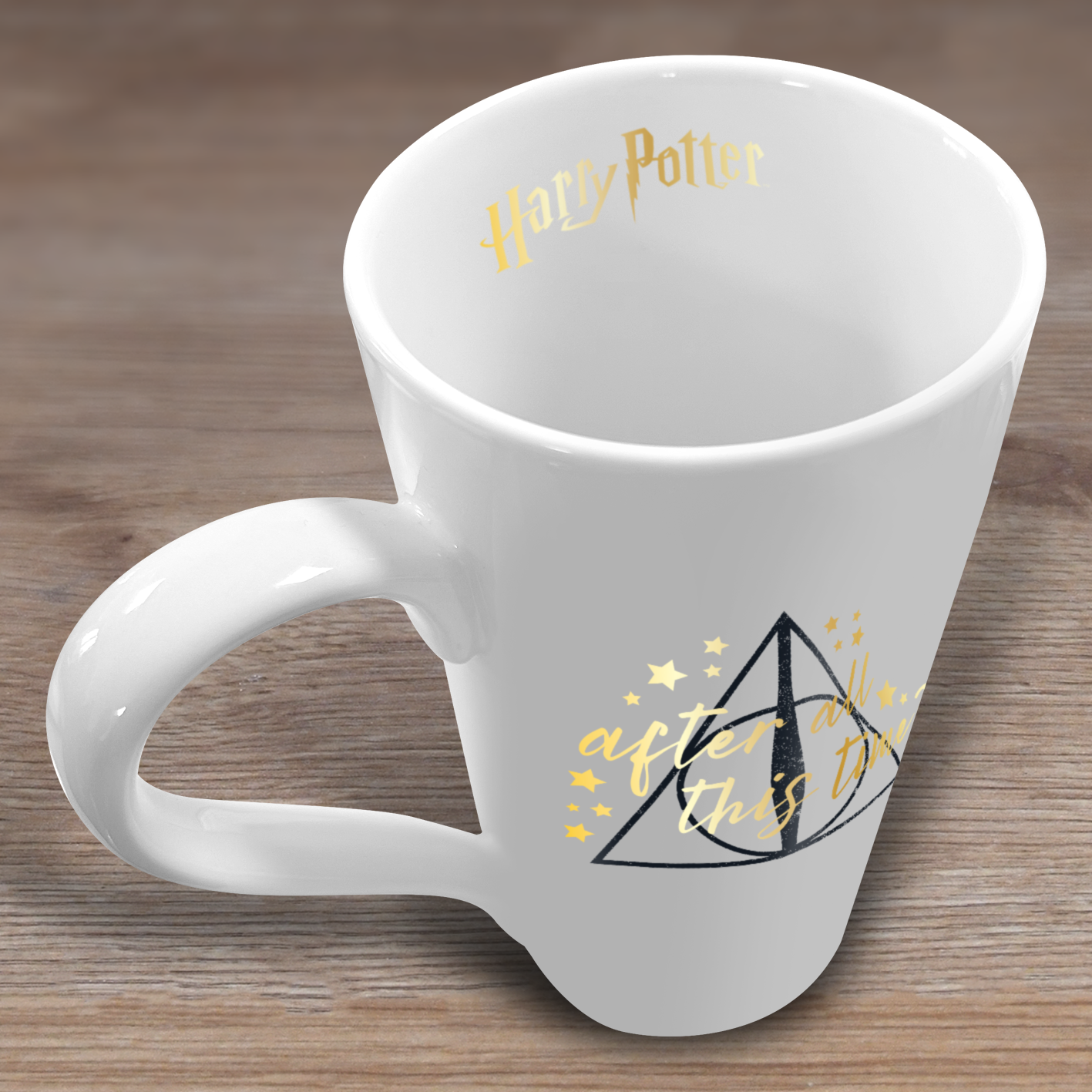 Weißer Harry-Potter-Becher mit Henkel. Mit einem Symbol der Heiligtümer des Todes und Text auf Holzuntergrund.