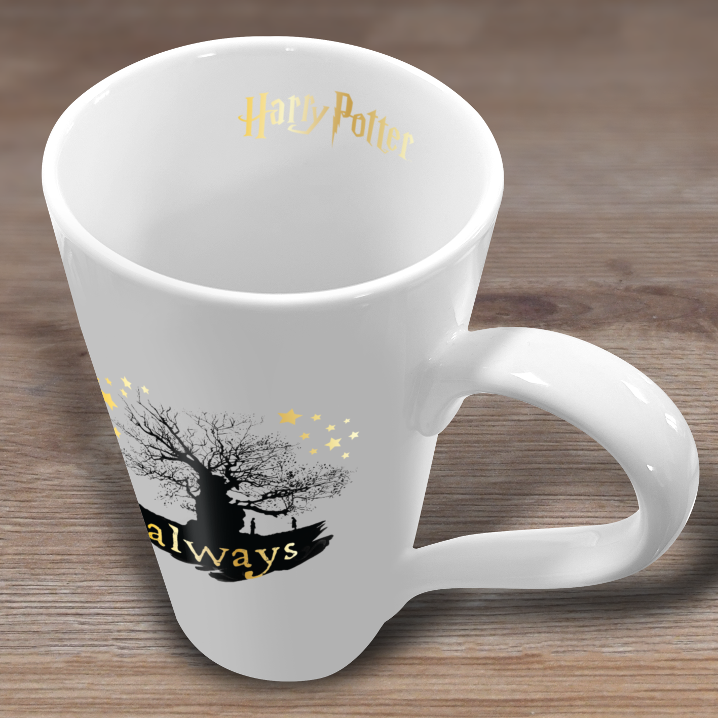 Weißer Harry Potter-Becher mit einer Baum-Silhouette und 'always'. Der Hintergrund ist ein Holztisch.