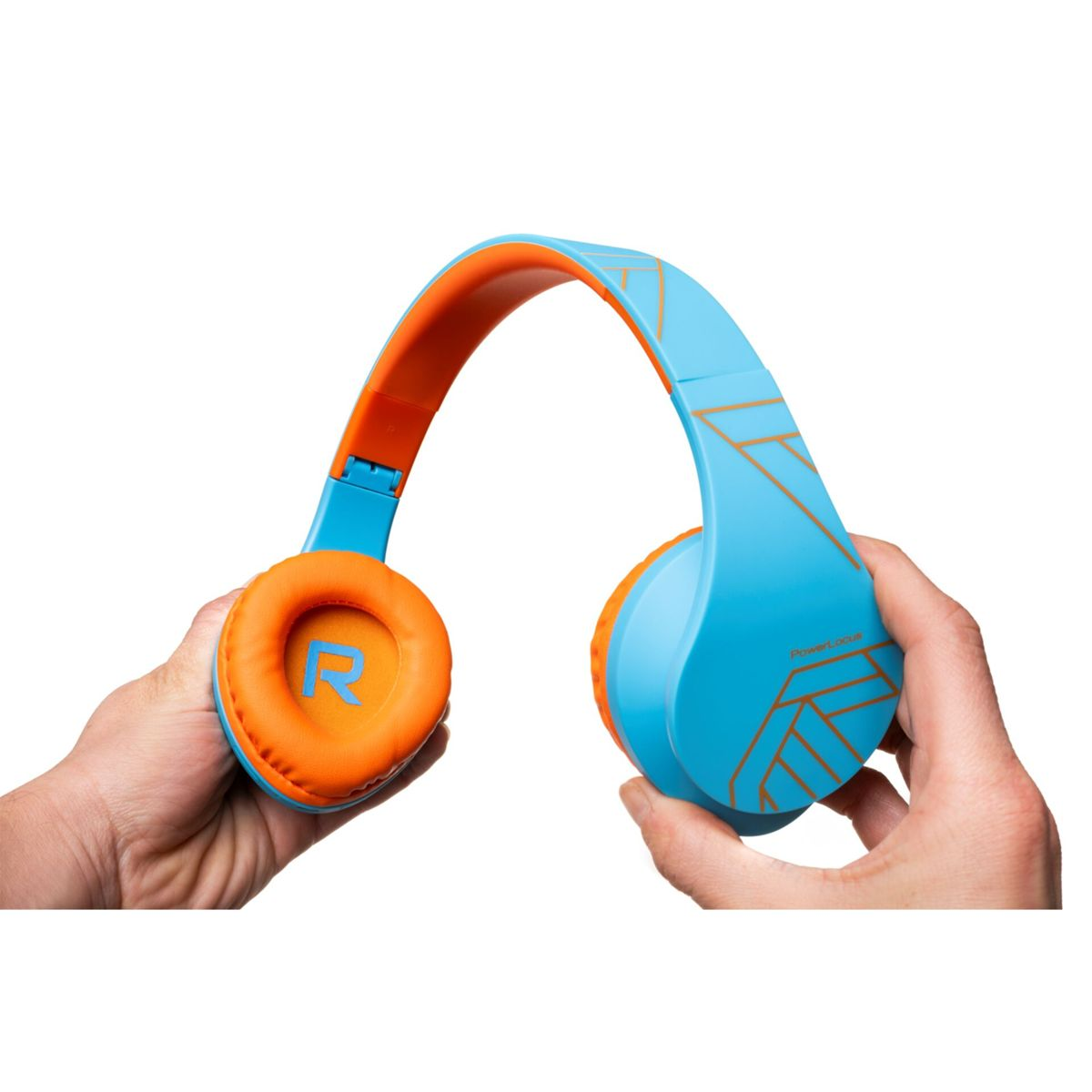 Hände halten blaue und orangefarbene Kopfhörer. Die Ohrmuscheln sind orange mit einem 'R'. Das Kopfband ist blau mit orangen Linien.