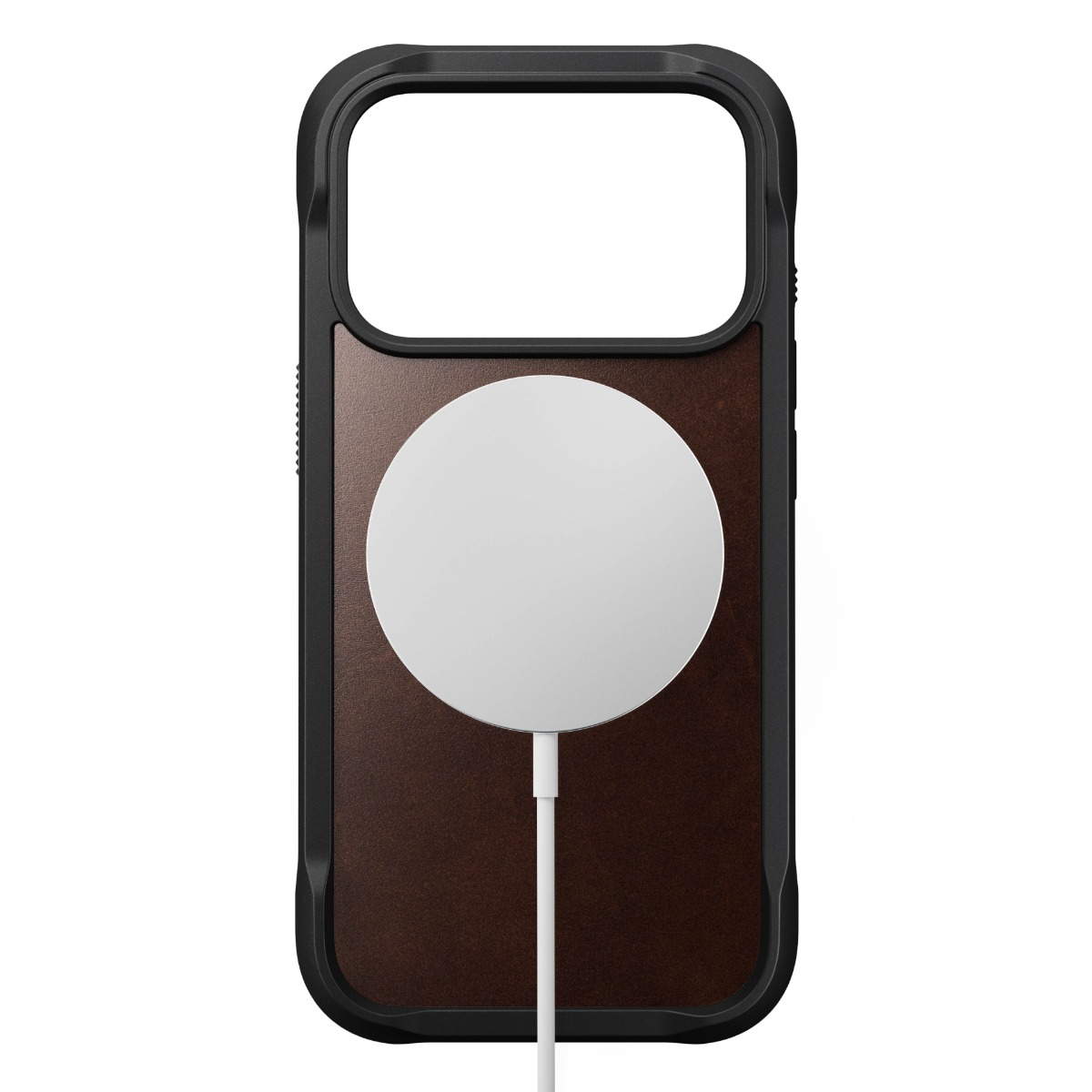 Una custodia per iPhone con retro in pelle marrone e caricatore MagSafe bianco. La custodia è nera e ha un'area fotocamera aperta.