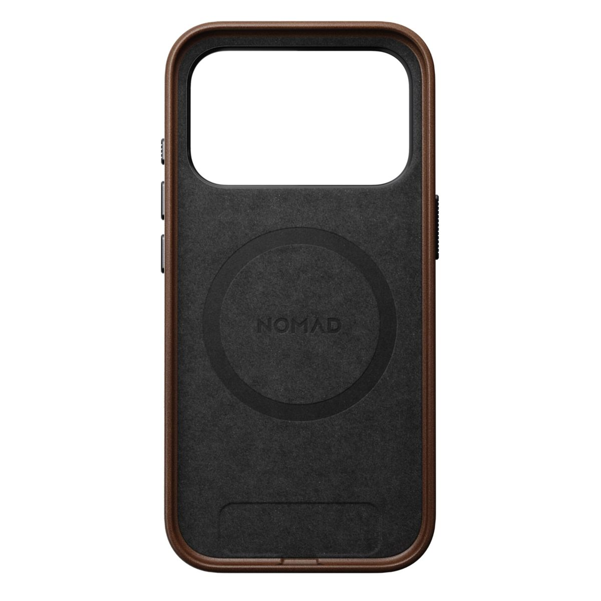 Custodia per telefono, interno nero con cornice marrone. È visibile un'apertura trasparente per la fotocamera. Il marchio NOMAD è stampato.
