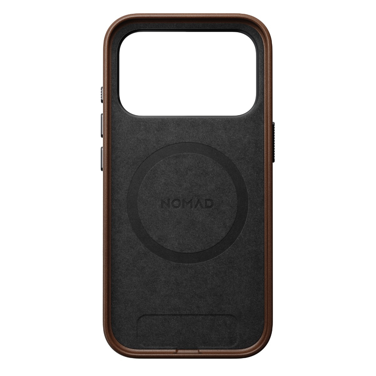 Una custodia per telefono in pelle marrone con interno nero. Ha un'apertura per la fotocamera ed è visibile la parola 'NOMAD'.