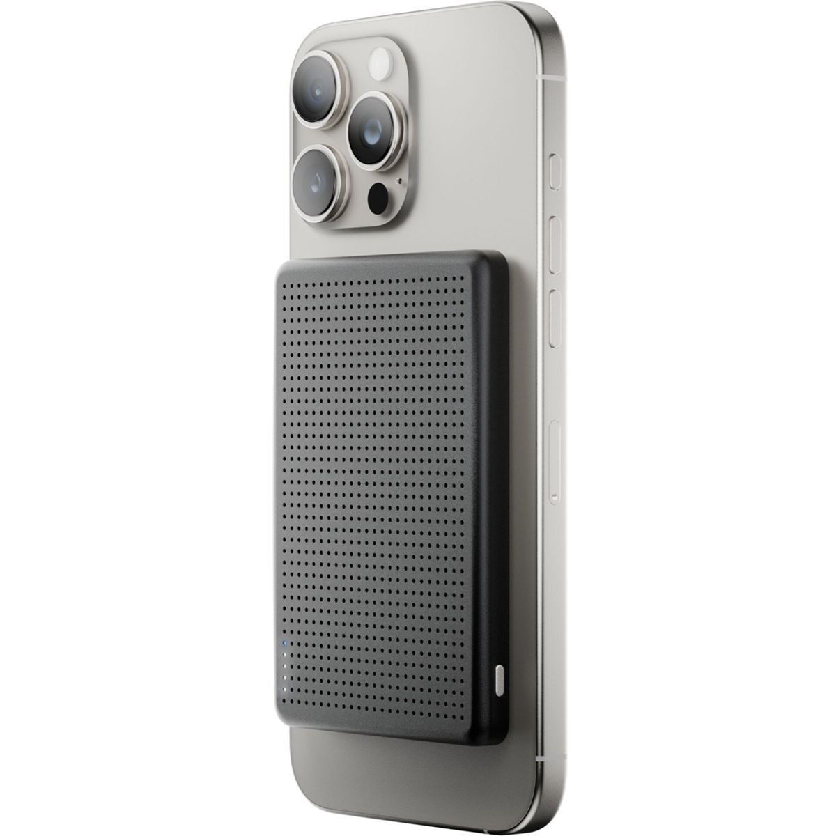 Ein silbernes iPhone mit einem schwarzen, perforierten magnetischen Ladegerät auf der Rückseite. Drei Kameralinsen sind sichtbar.