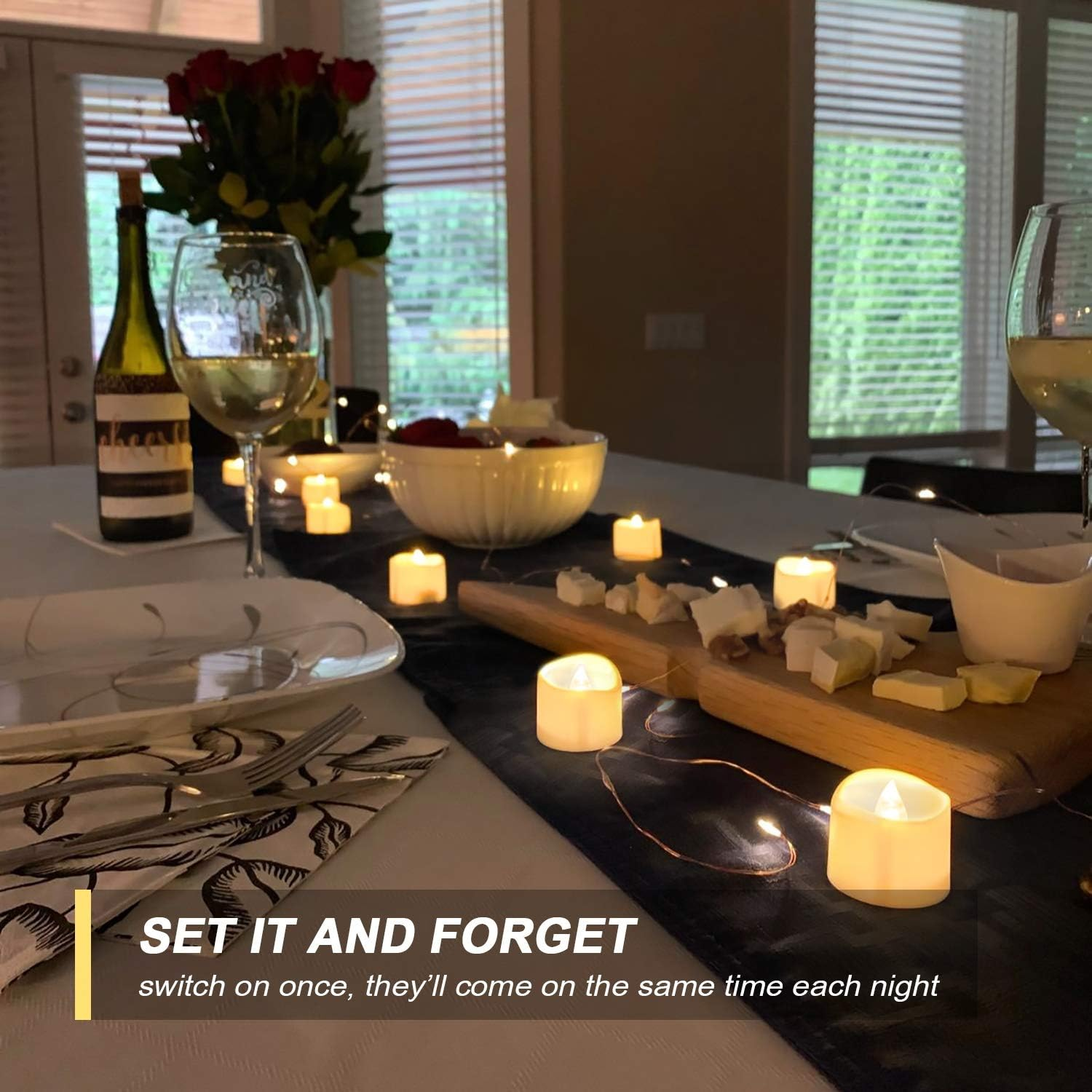 Ein Tisch für ein romantisches Abendessen. Kerzen, Wein, Käse und Rosen sind arrangiert. Ein Text sagt: SET IT AND FORGET.