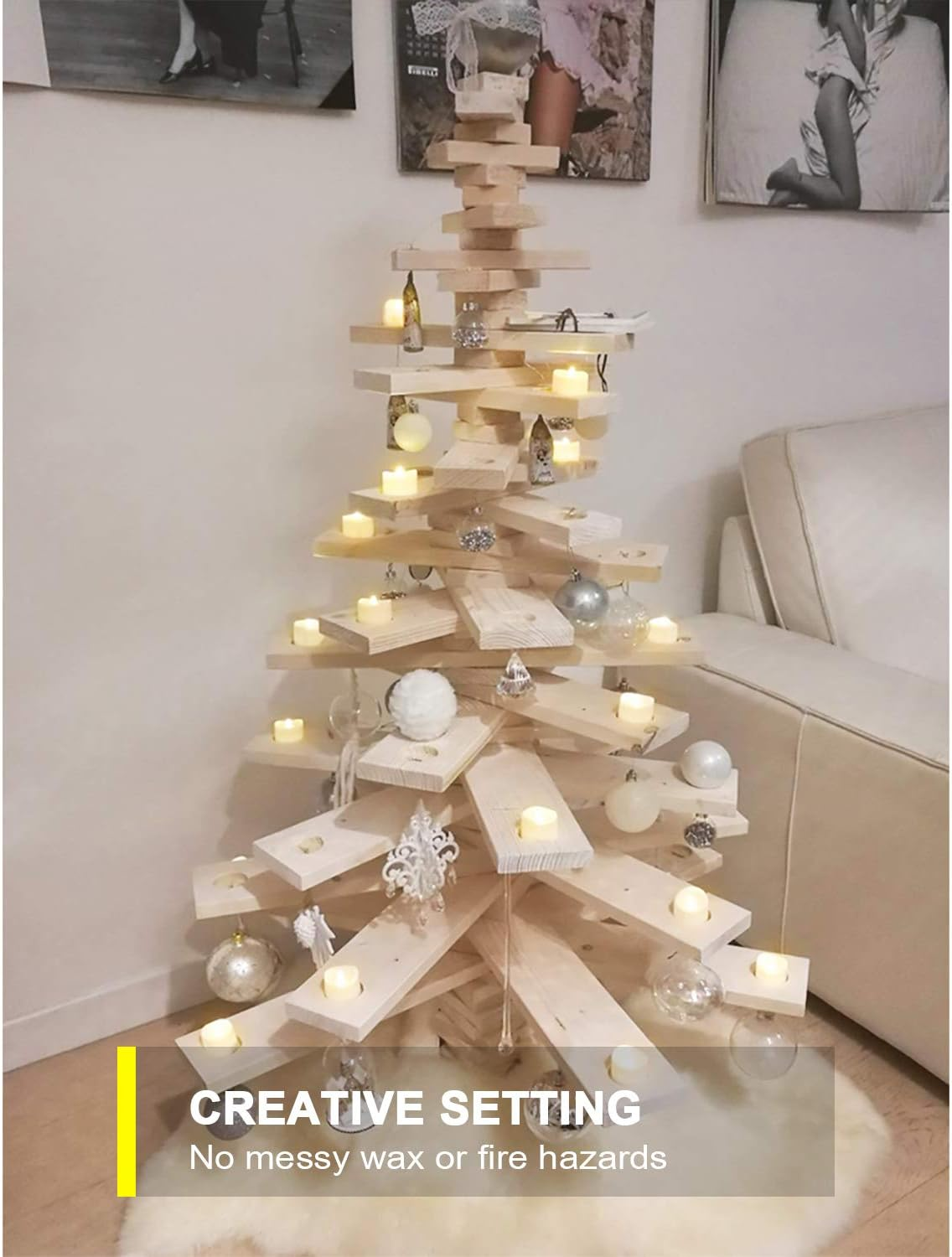 Ein Weihnachtsbaum aus Holz mit Kerzen und Ornamenten. Der Baum steht vor einer weißen Wand mit Bildern und einem Sofa.