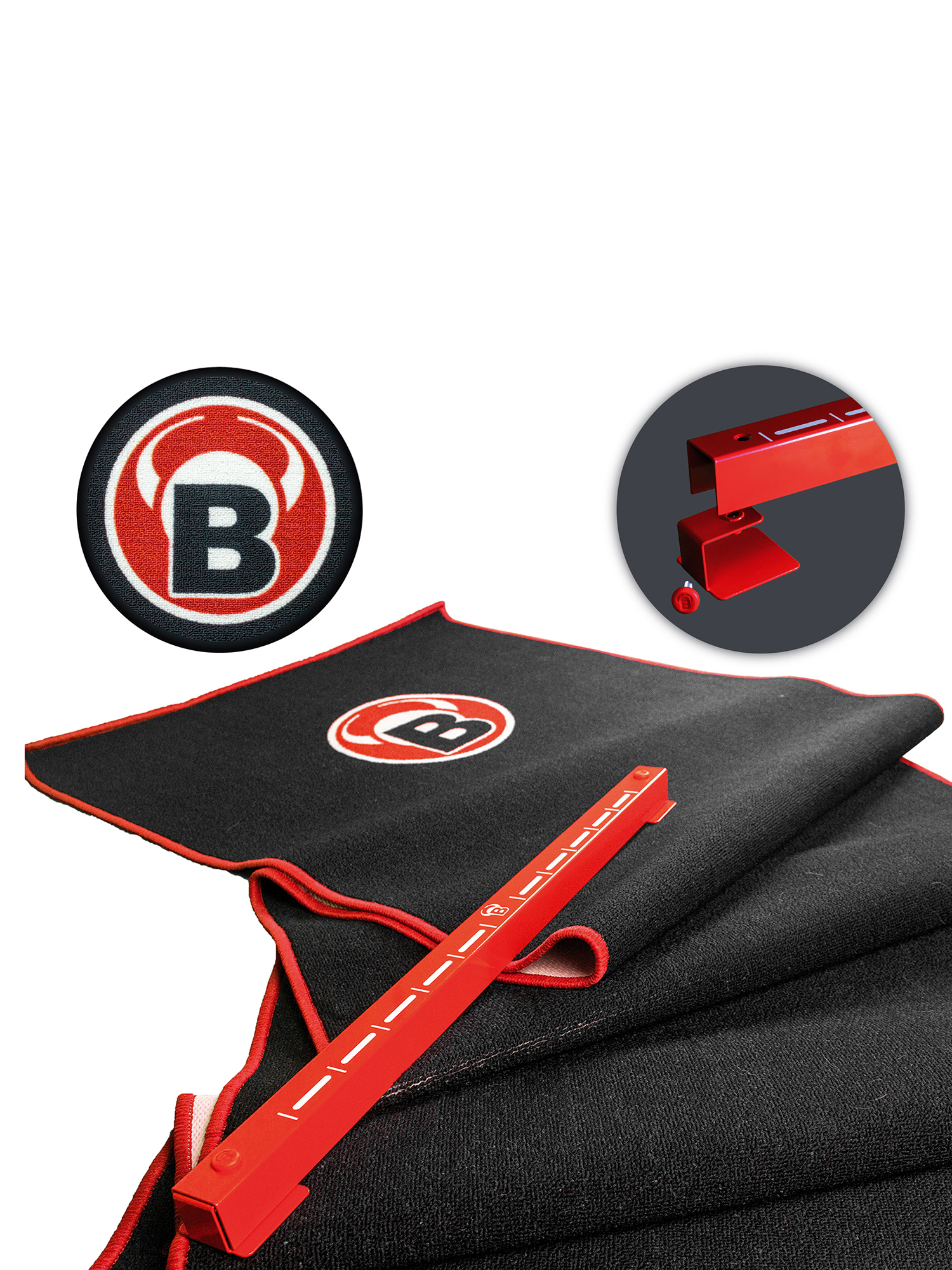 Schwarze Matte mit roter Umrandung und Logo, rotes Messwerkzeug und eine rote Metallhalterung. Nahaufnahme des Logos.