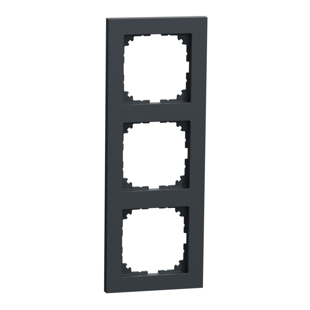 Copertura per presa elettrica grigio scuro con tre aperture quadrate. Lo sfondo è bianco.