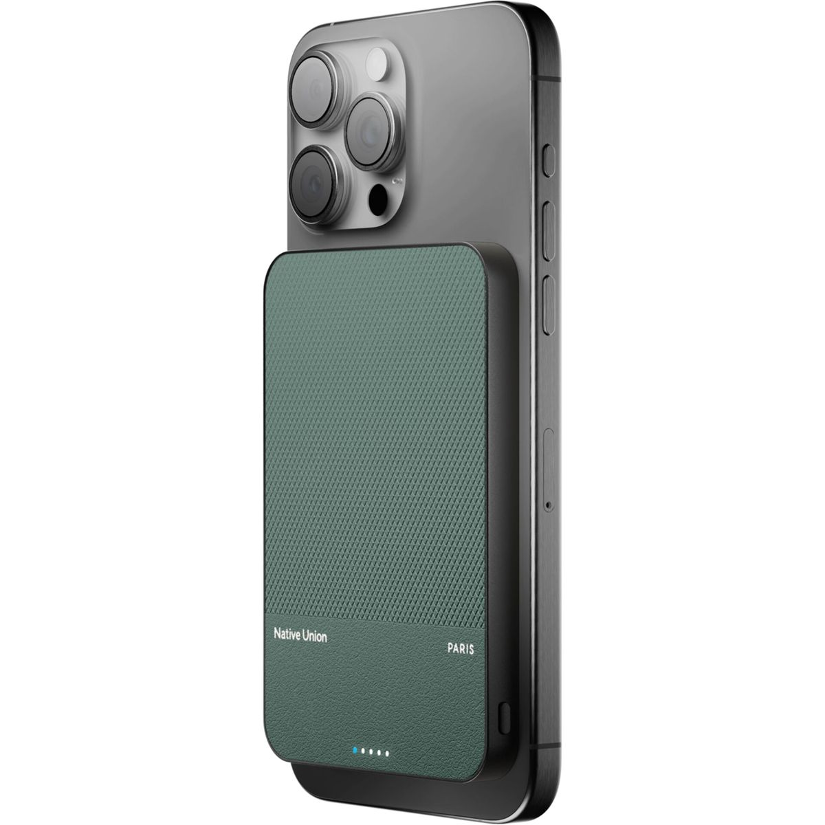 Ein iPhone mit einer grünen magnetischen Powerbank. Auf der Bank stehen die Wörter "Native Union" und "PARIS".