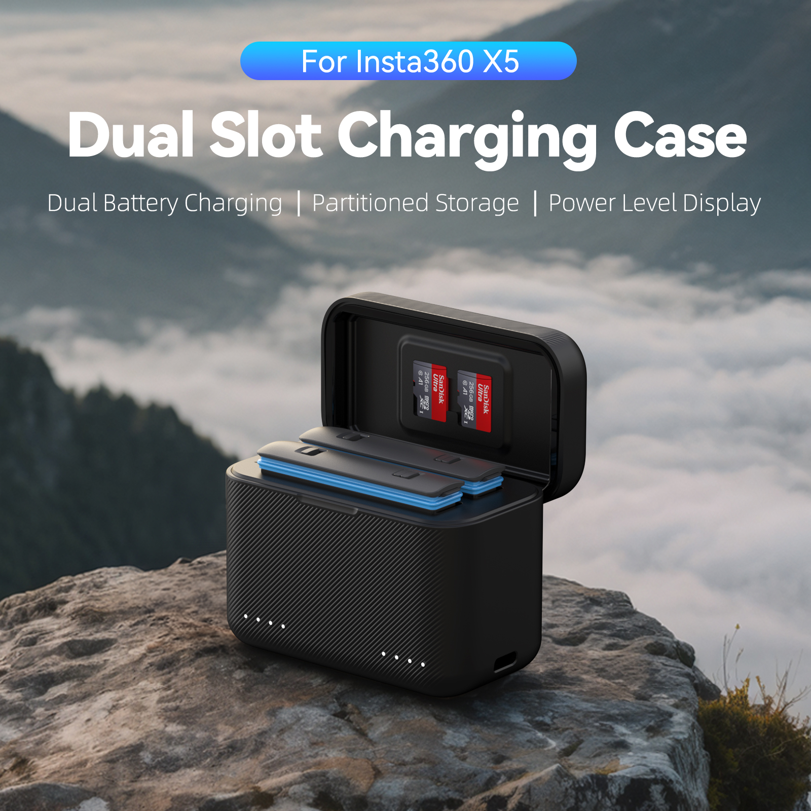 Een zwarte oplaadcase met blauwe accenten ligt op een rots. Het heeft twee sleuven voor batterijen en SD-kaarten, met tekst overlay.