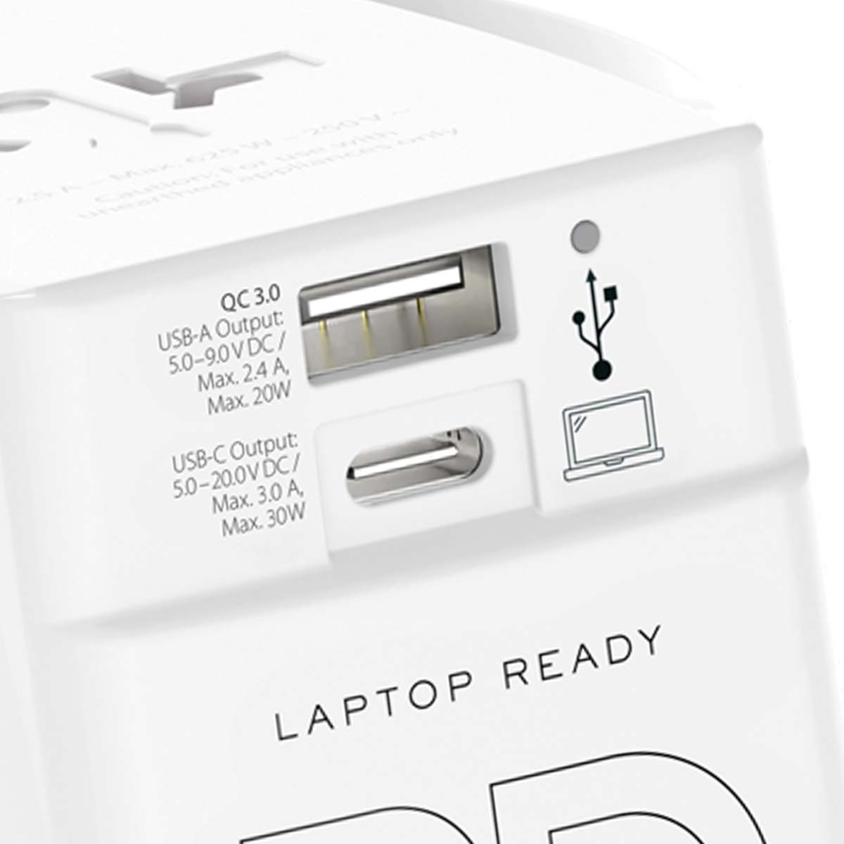 Primo piano di un adattatore di alimentazione bianco con porte USB-A e USB-C e un'etichetta 'Laptop Ready'. Le specifiche sono stampate sotto.