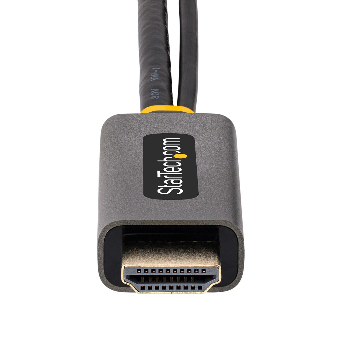 Nahaufnahme eines HDMI-Kabels. Der Stecker ist grau, mit einem schwarzen Anschluss. Das Kabel ist schwarz. Die Marke StarTech.com ist sichtbar.