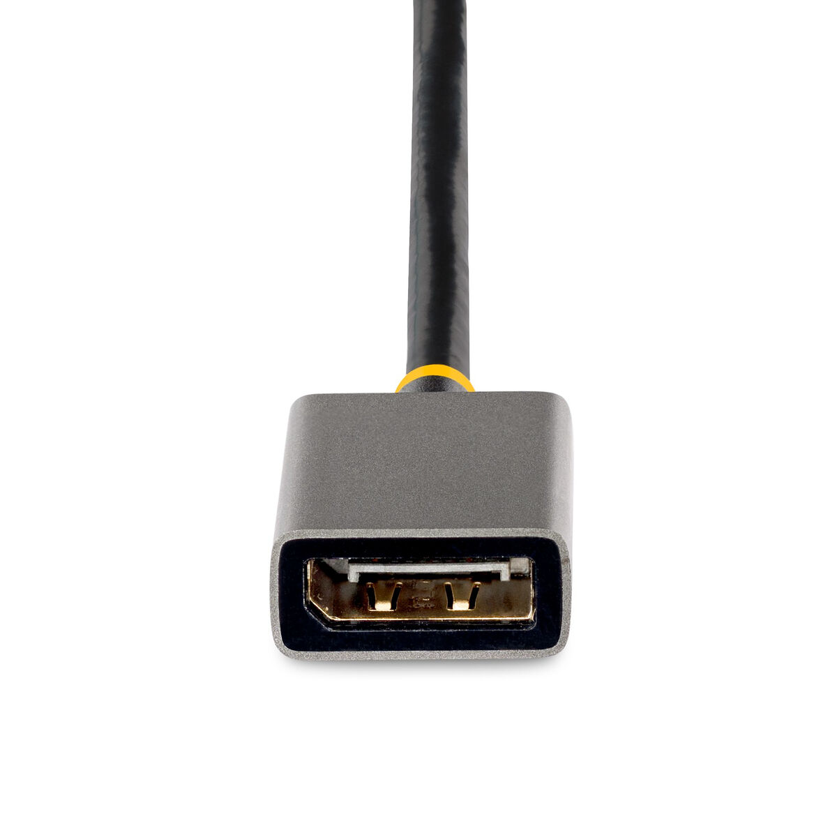 Nahaufnahme eines USB-Anschlusses. Er ist grau mit schwarzem Innenraum. Ein schwarzes Kabel ist angebracht, mit gelbem Ring.