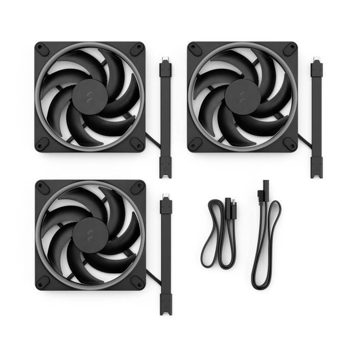 Drei schwarze Computerlüfter mit grauem Rahmen, schwarzen Flügeln und Verbindungskabeln auf weißem Hintergrund angeordnet.