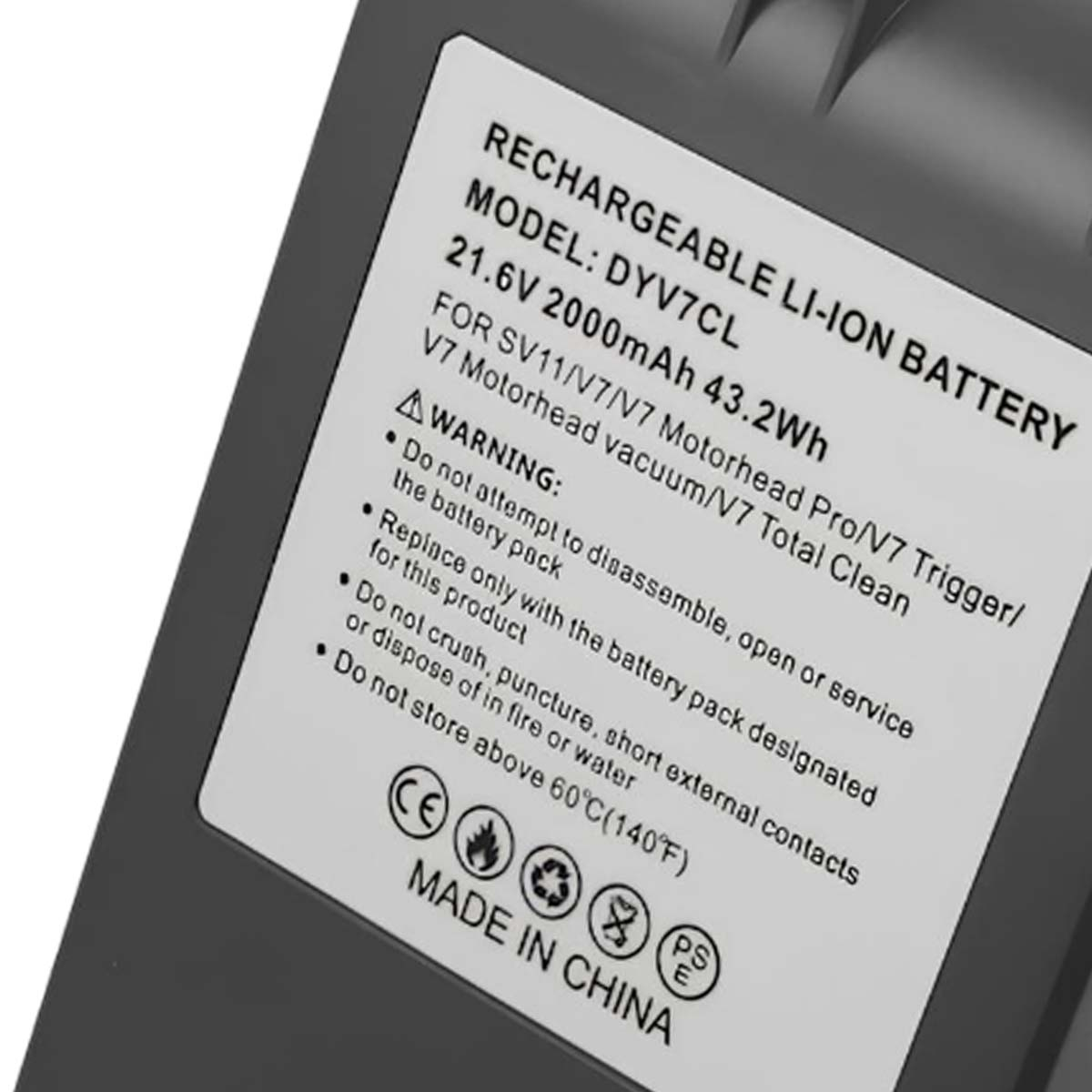 Un'etichetta su un pacco batteria mostra il modello, le avvertenze e le specifiche.