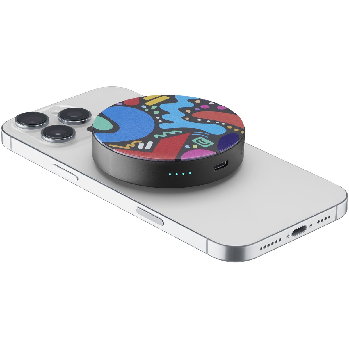 Un iPhone bianco con un power bank colorato attaccato. Il power bank ha un bordo nero ed è ricoperto di arte astratta.