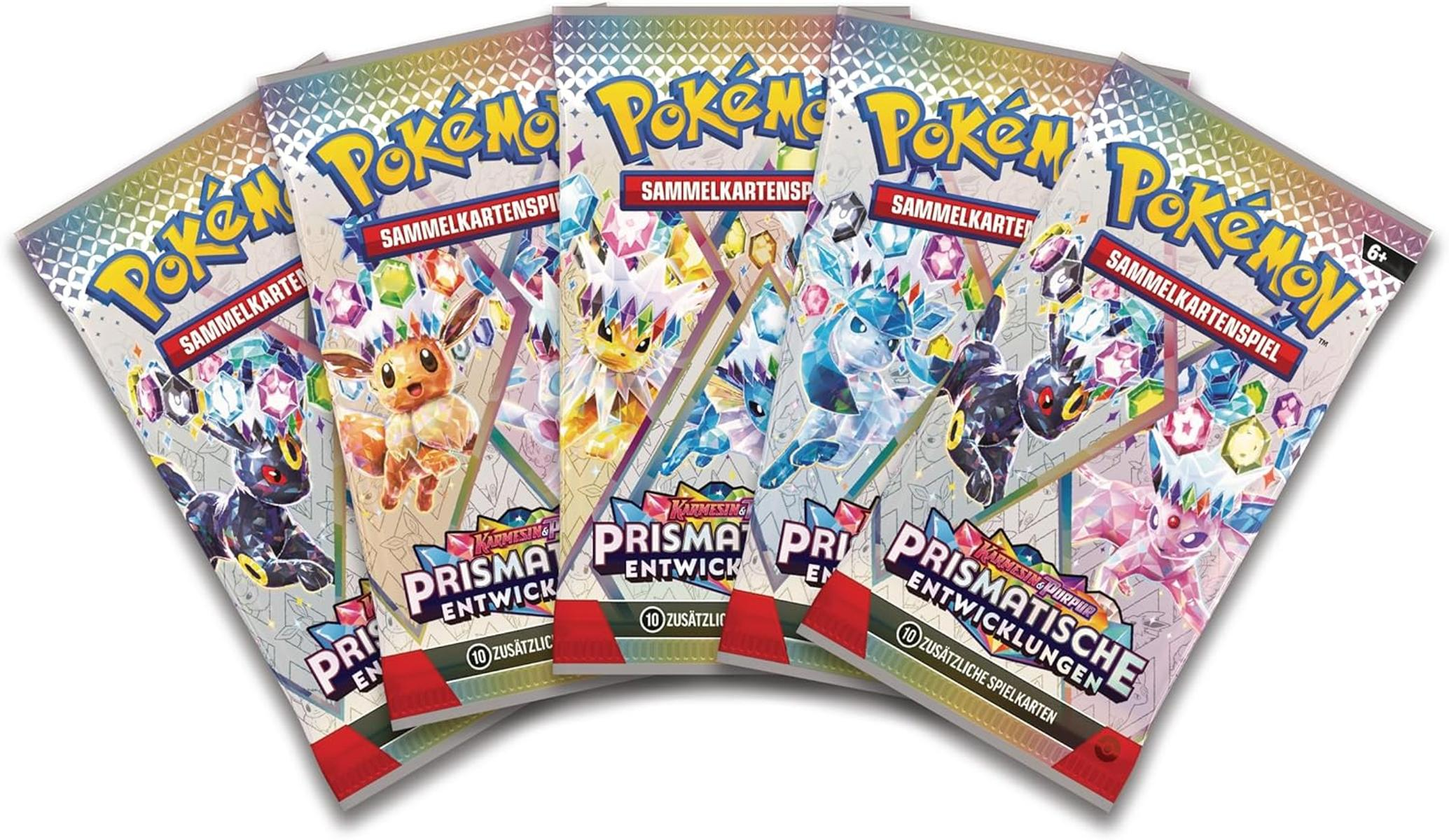 Fünf Pokémon-Kartenpackungen. Jede Packung zeigt ein anderes Pokémon. Die Packungen tragen die Aufschrift 'Prismatische Entwicklungen'.