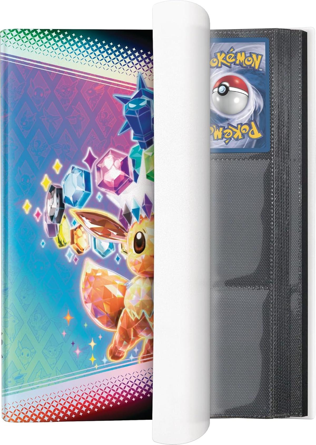 Ein Pokemon-Kartenordner. Das Cover hat ein Evoli-Design mit bunten Edelsteinen. Im Ordner ist eine Karte sichtbar.