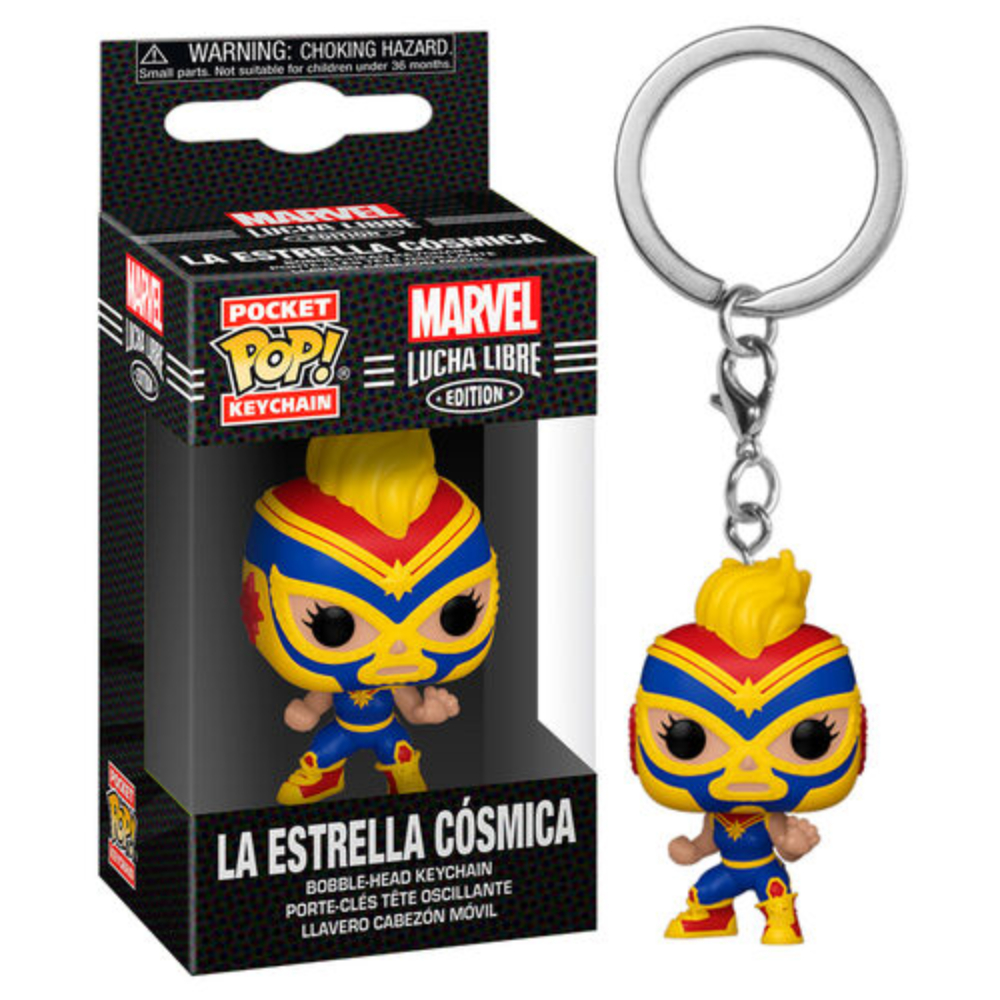 Ein Captain Marvel-Schlüsselanhänger, neben seiner Schachtel, mit einer Warnung vor Erstickungsgefahr. Auf der Box steht Marvel Lucha Libre Edition.