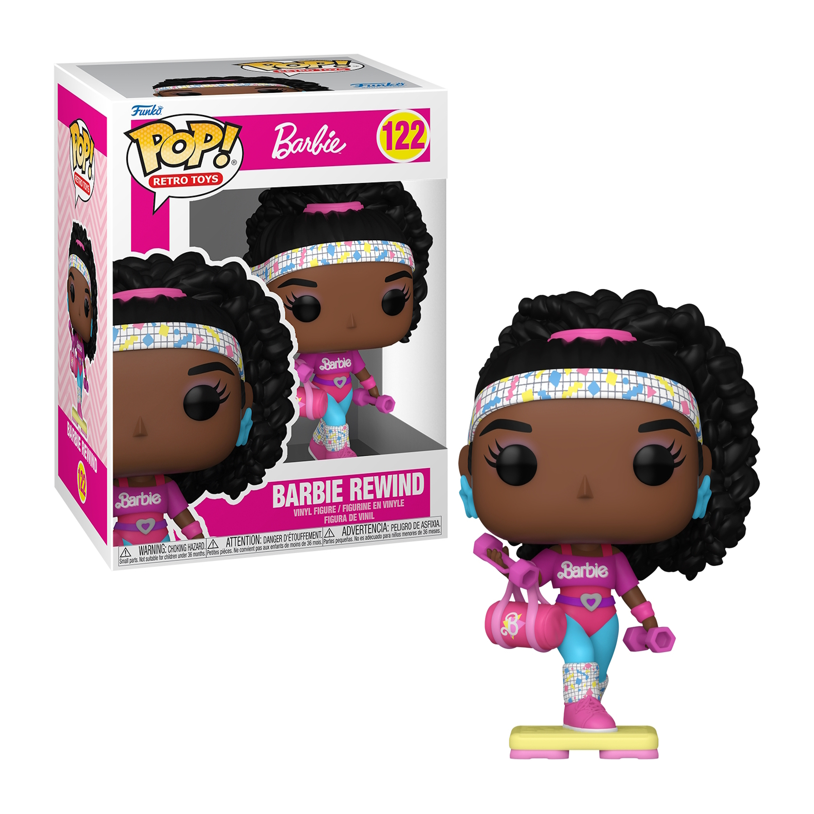 Eine Barbie Rewind-Figur befindet sich auf einer Schachtel. Sie hat schwarze Haare, ein Stirnband, rosa Kleidung und hält eine Tasche und eine Hantel.