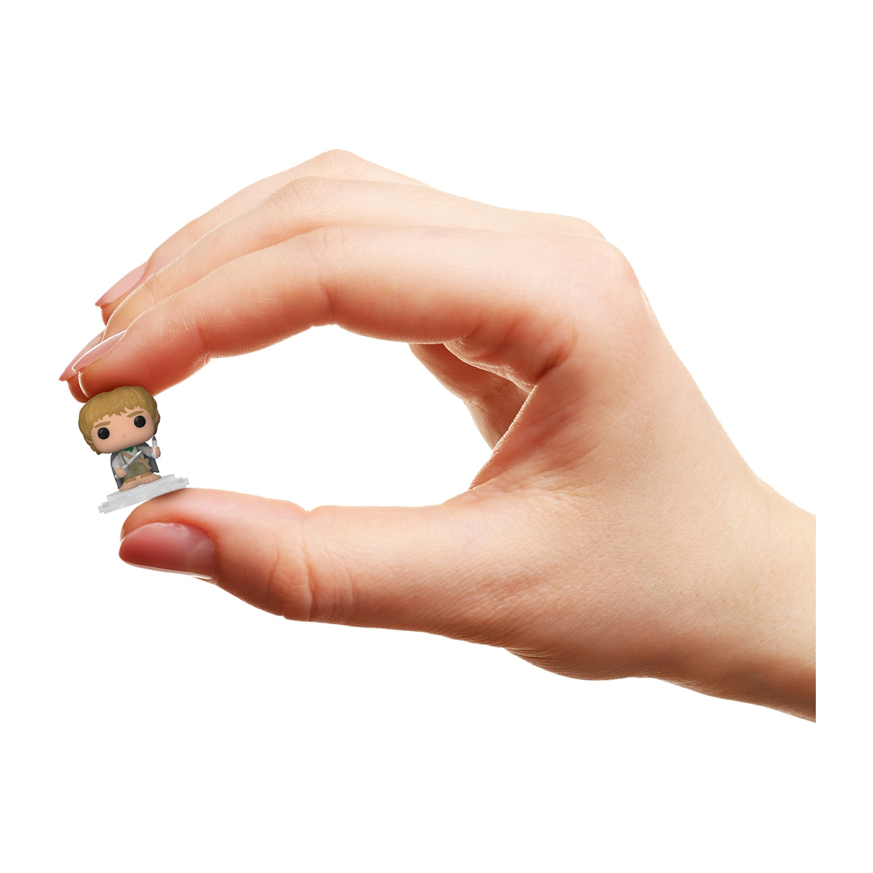 Eine Hand hält eine Miniaturfigur einer Person. Die Figur steht auf einer klaren Basis. Der Hintergrund ist weiß.