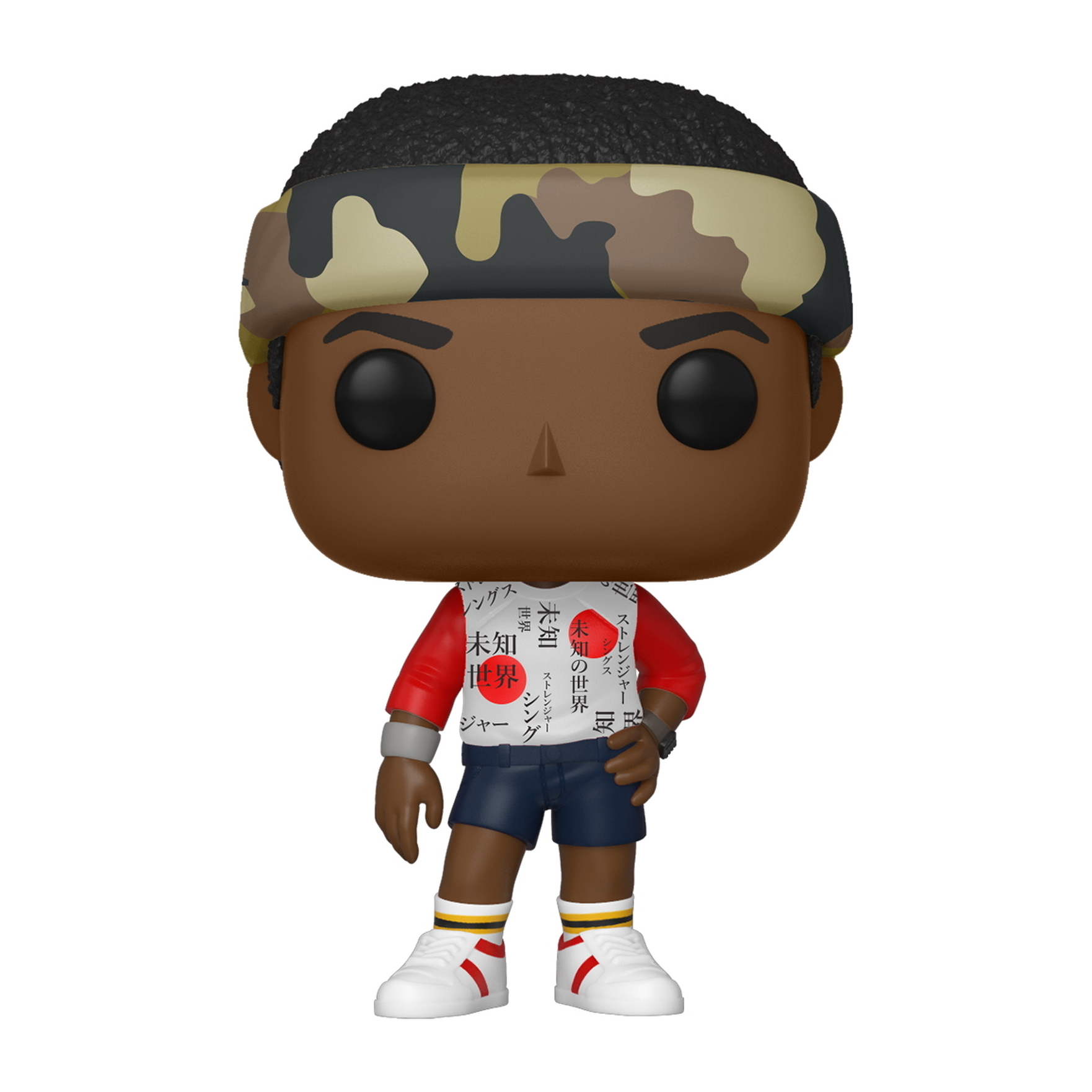 Funko Pop-Figur eines schwarzen Jungen. Er trägt ein Camouflage-Stirnband, ein rotes Hemd, blaue Shorts, weiße Schuhe und japanischen Text.
