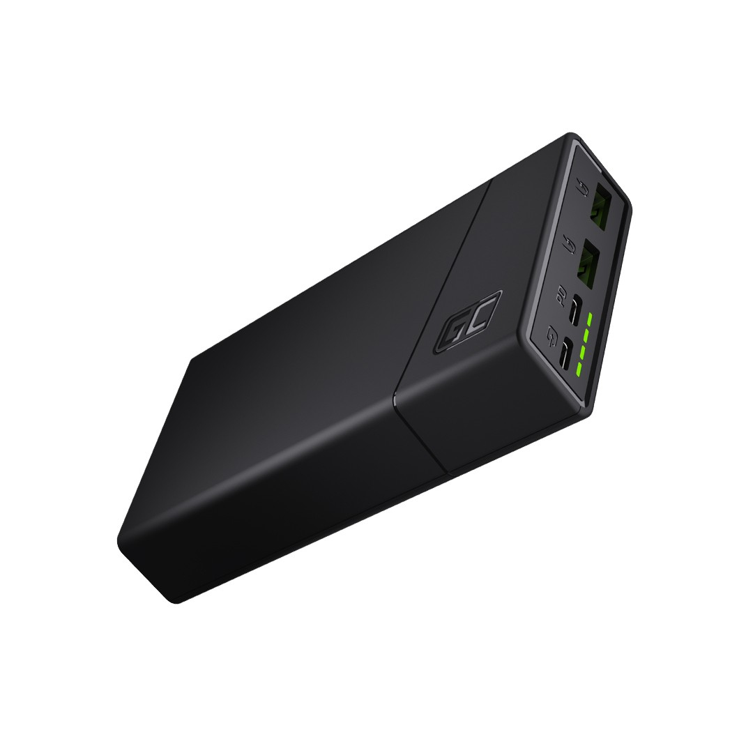Eine schwarze Powerbank mit grünen Kontrollleuchten und mehreren Anschlüssen ist abgewinkelt. Das Gerät hat die Buchstaben 'GC'.