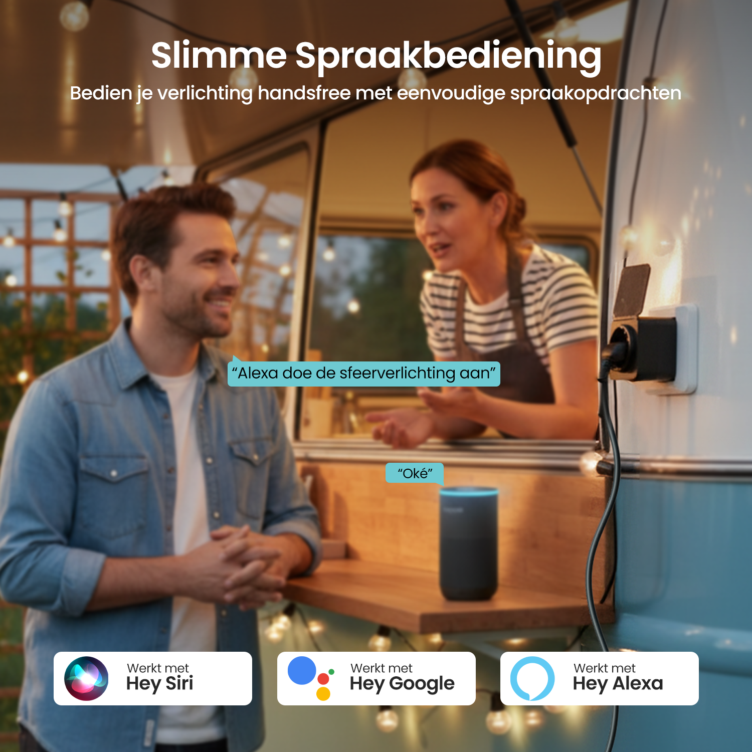 Ein Mann und eine Frau interagieren in der Nähe eines Smart-Lautsprechers. Text lautet 'Intelligente Sprachsteuerung'. Logos für Siri, Google und Alexa sind vorhanden.