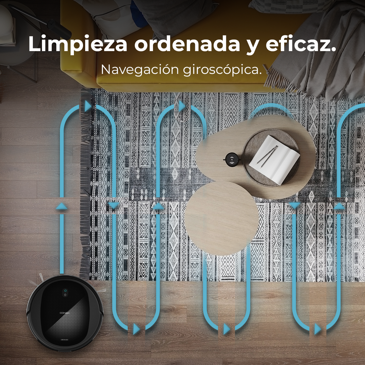 Una aspiradora robot limpia una habitación. La escena incluye una alfombra, mesas de centro, un sofá y tablas de madera. Flechas muestran la ruta de limpieza.