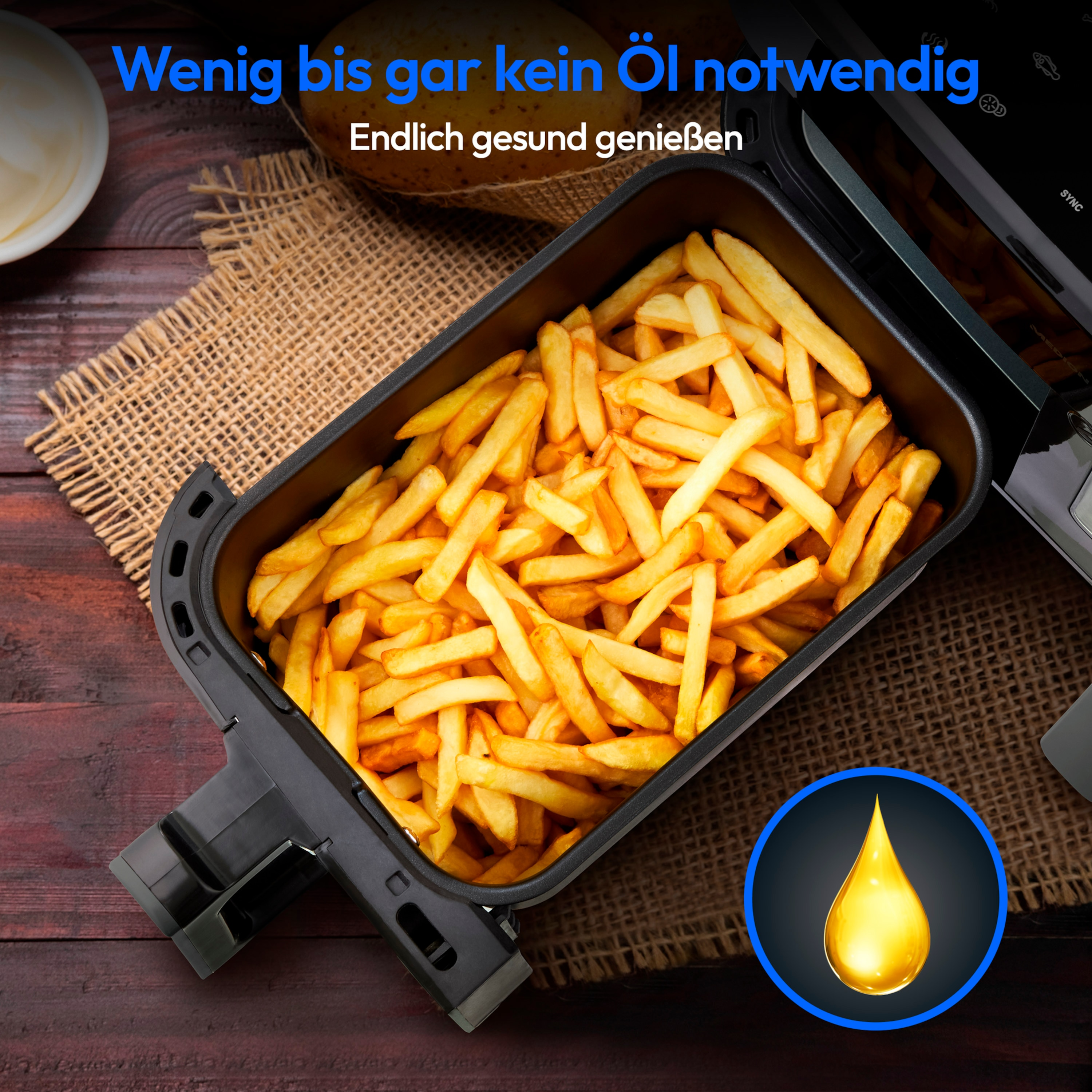 Gouden friet in een zwarte airfryer-mand, met oliedruppel-icoon, op houten oppervlak.