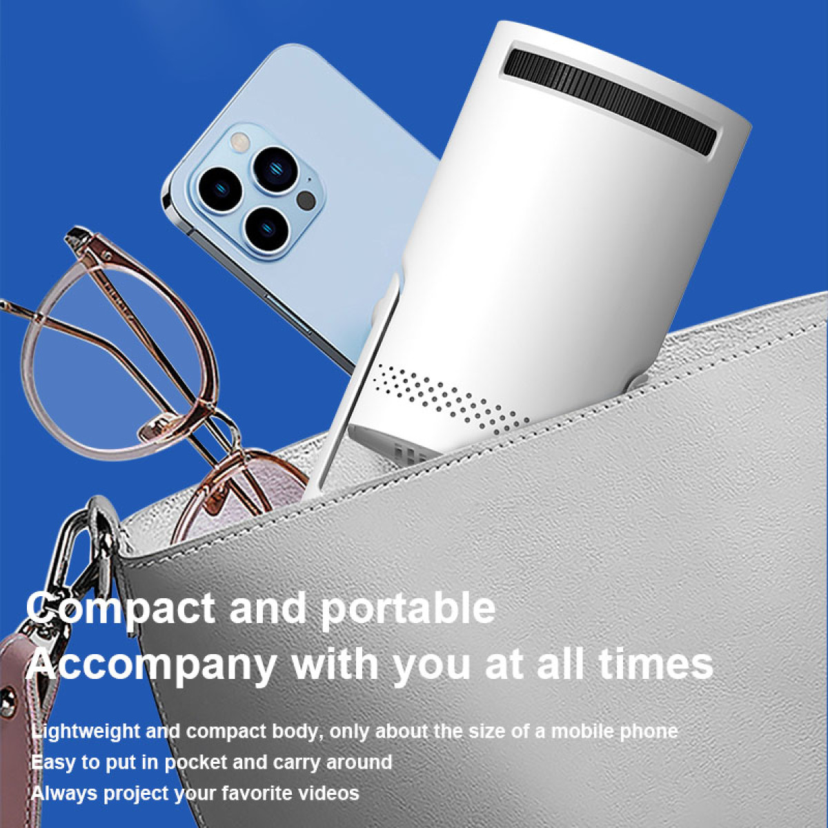 Ein weißer tragbarer Projektor, ein hellblaues Telefon und eine Brille liegen in einer grauen Tasche vor blauem Hintergrund.