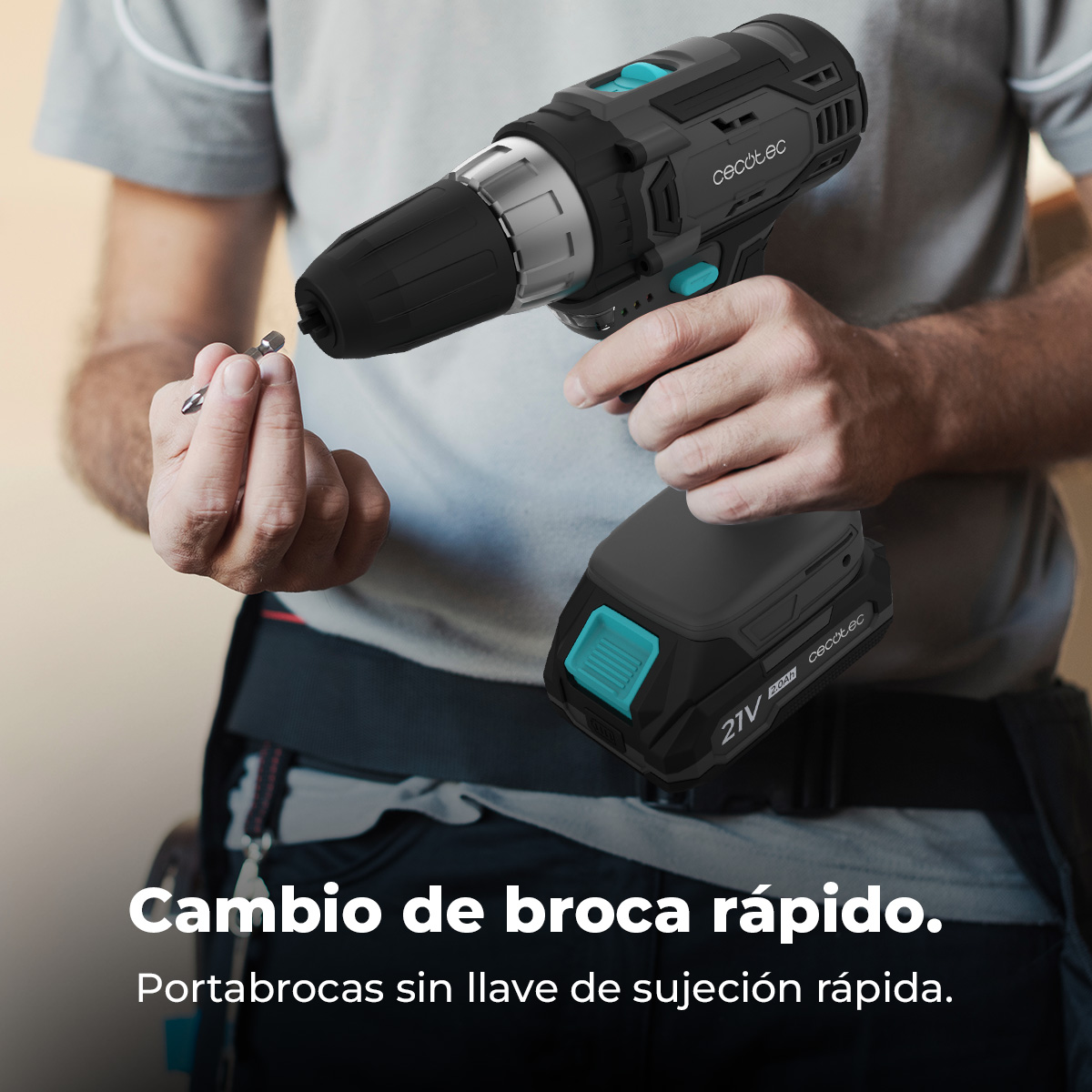 Una persona tiene un trapano e una punta. Il trapano è nero e grigio e una batteria è visibile. Testo: 'Cambio rapido della punta'.