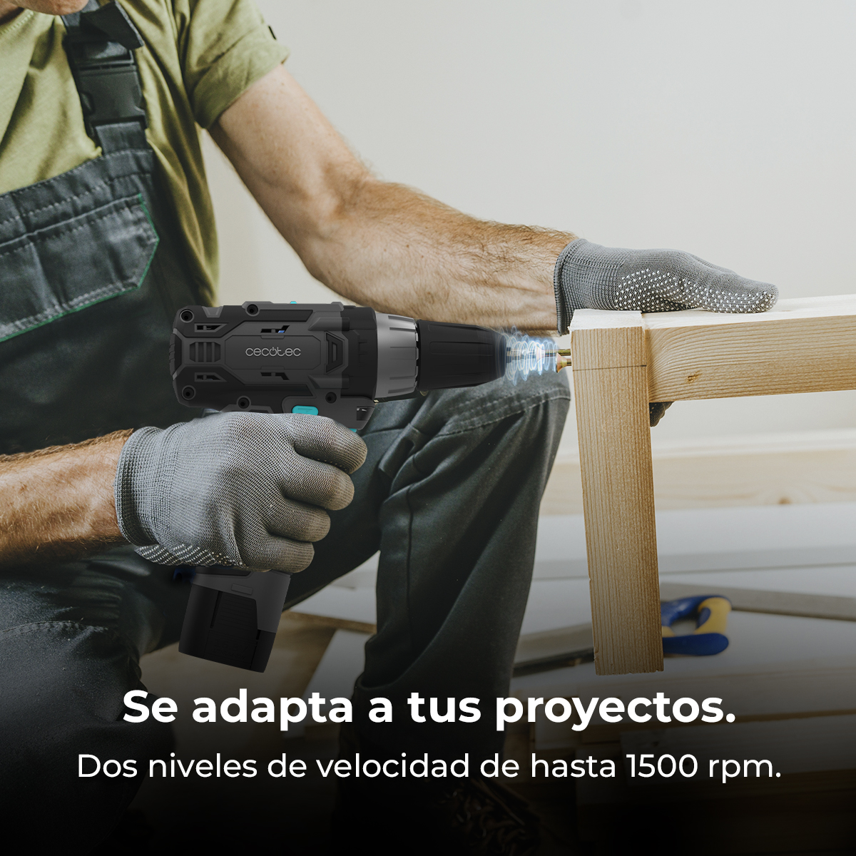 Una persona usa un trapano Cecotec nero e grigio per avvitare nel legno. La persona indossa guanti e una tuta.