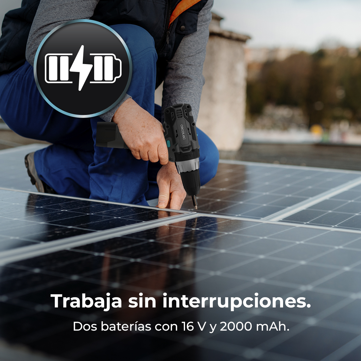 Una persona usa un trapano per lavorare su pannelli solari. L'immagine include un'icona della batteria.