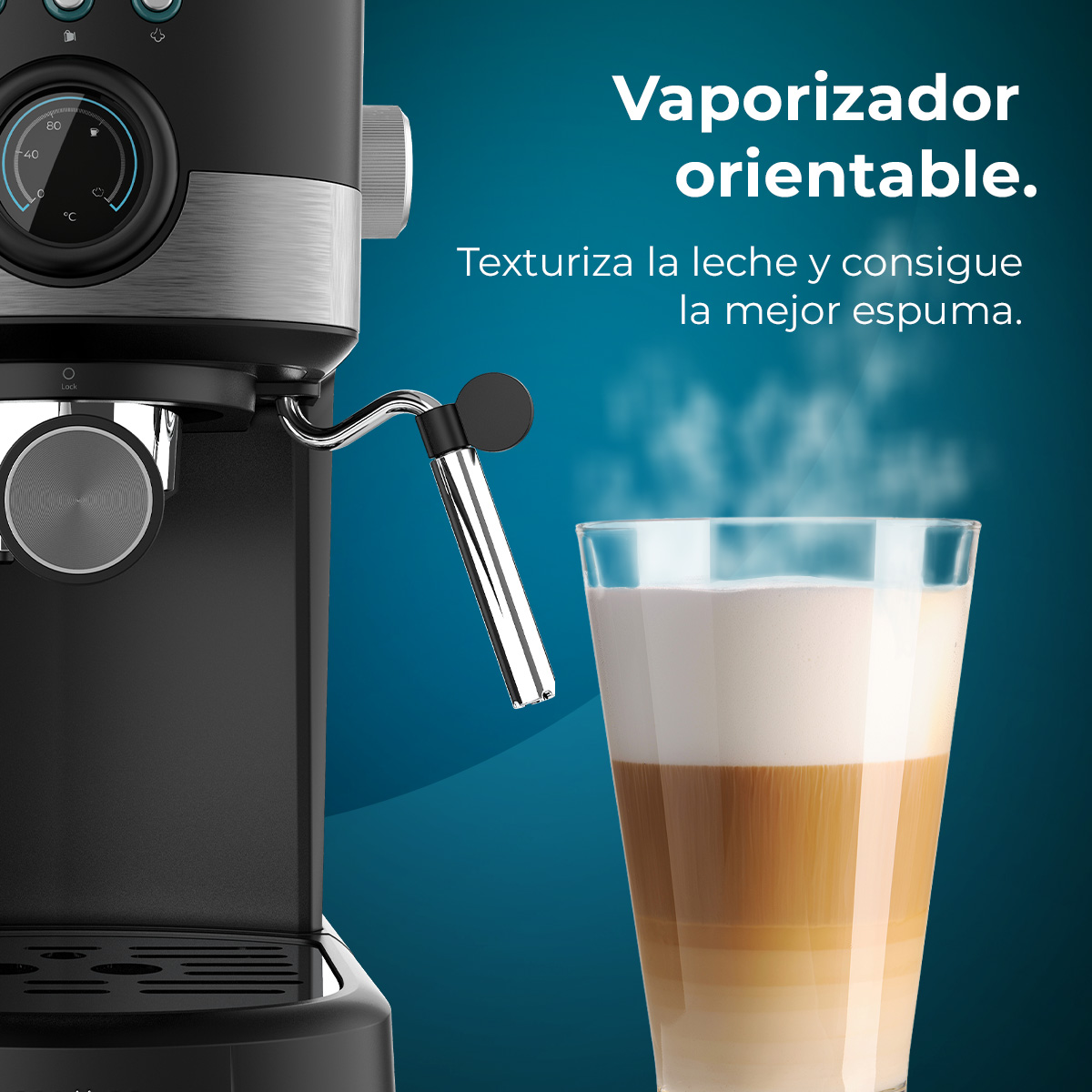 Macchina per espresso con un bicchiere di latte a strati. Ugello vapore. Sfondo blu con testo: 'Vaporizzatore orientabile'.
